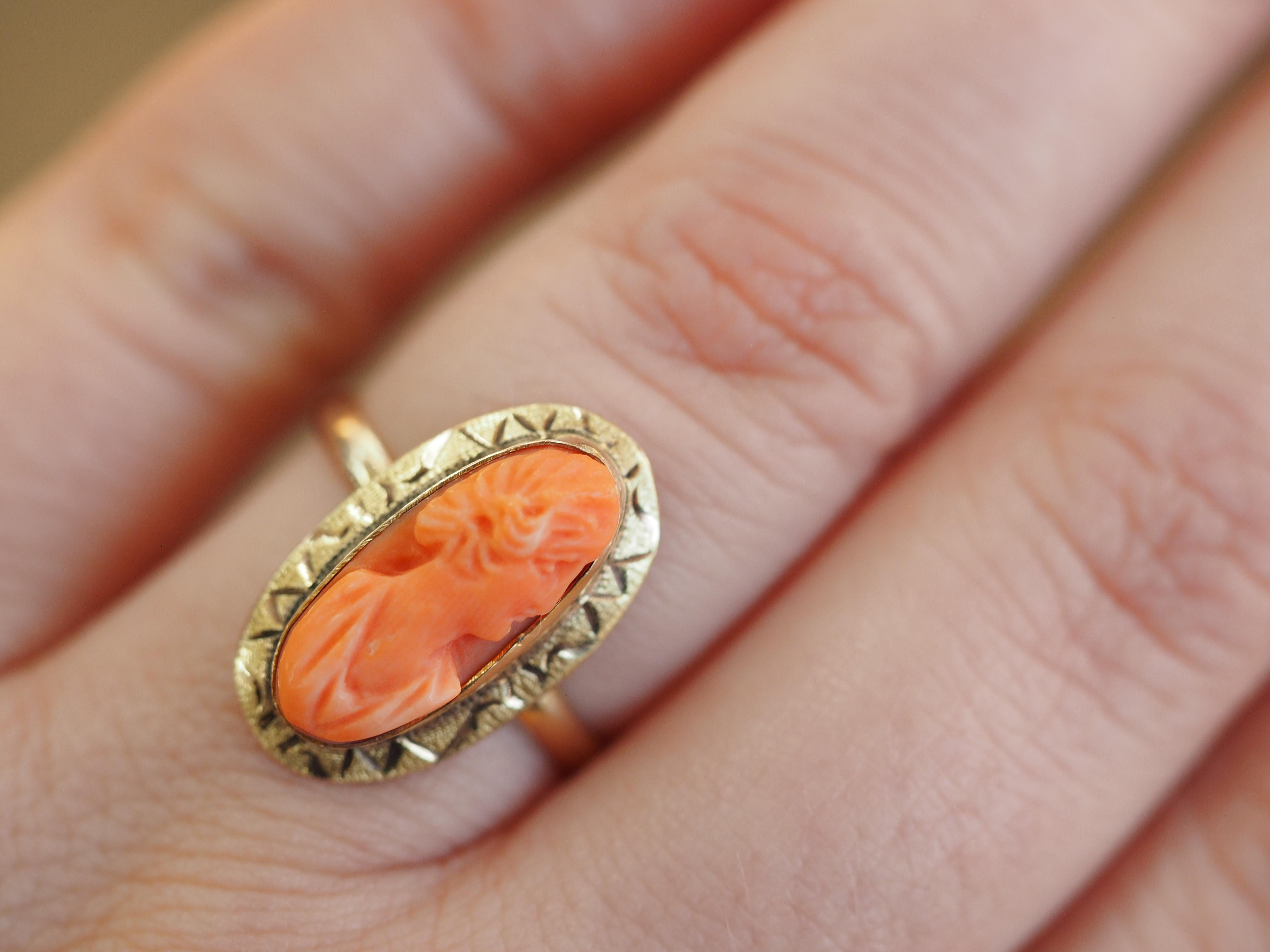 Women's Vintage Art Deco 10 Karat Yellow Gold Carved Shell Cameo Ring For Sale