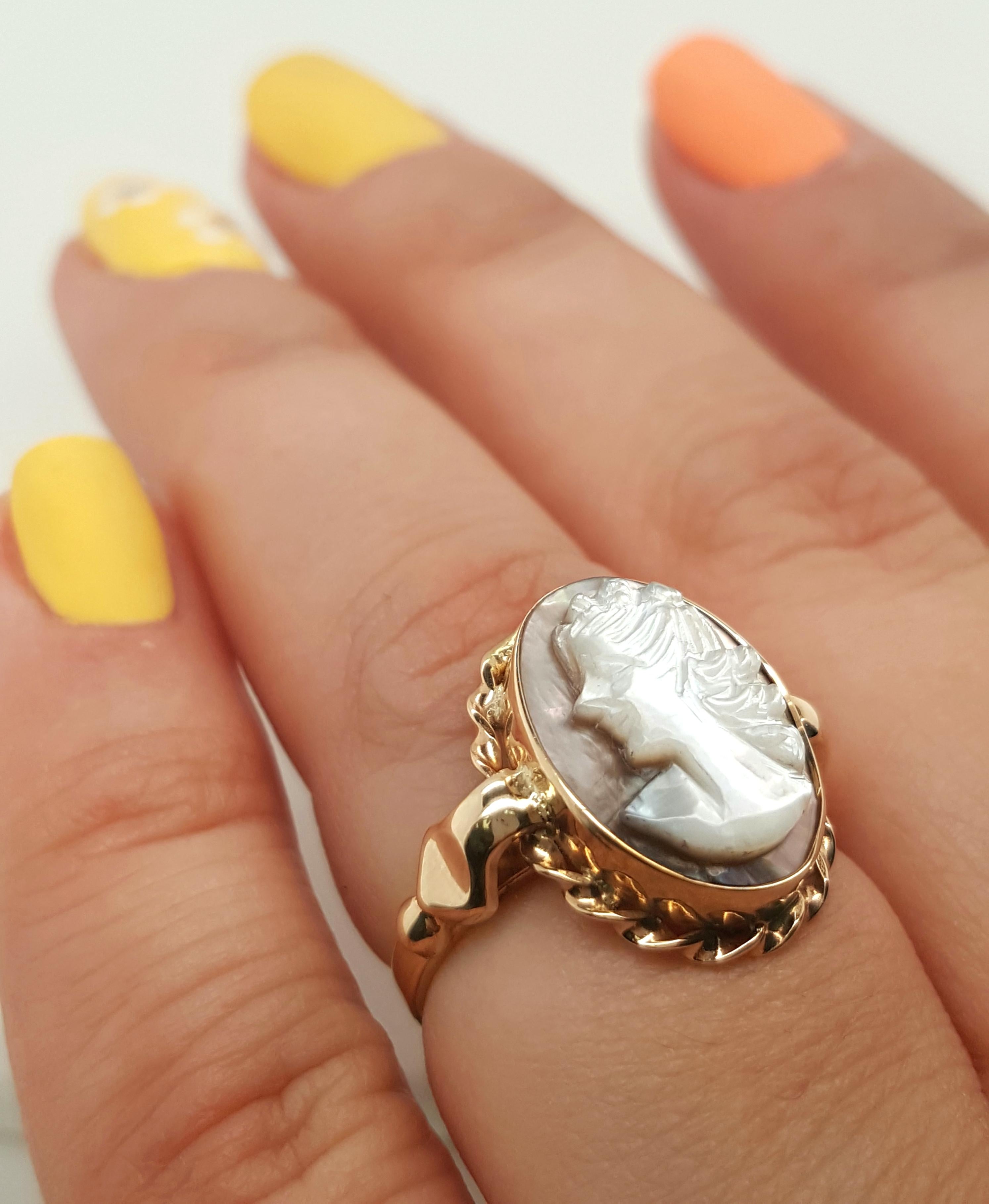 Vintage Art Deco 10 Karat Yellow Gold Carved Shell Cameo Woman Ring In Good Condition In Addison, TX