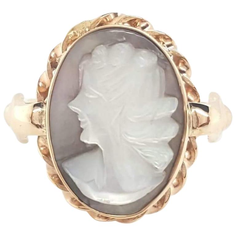 Vintage Art Deco 10 Karat Yellow Gold Carved Shell Cameo Woman Ring