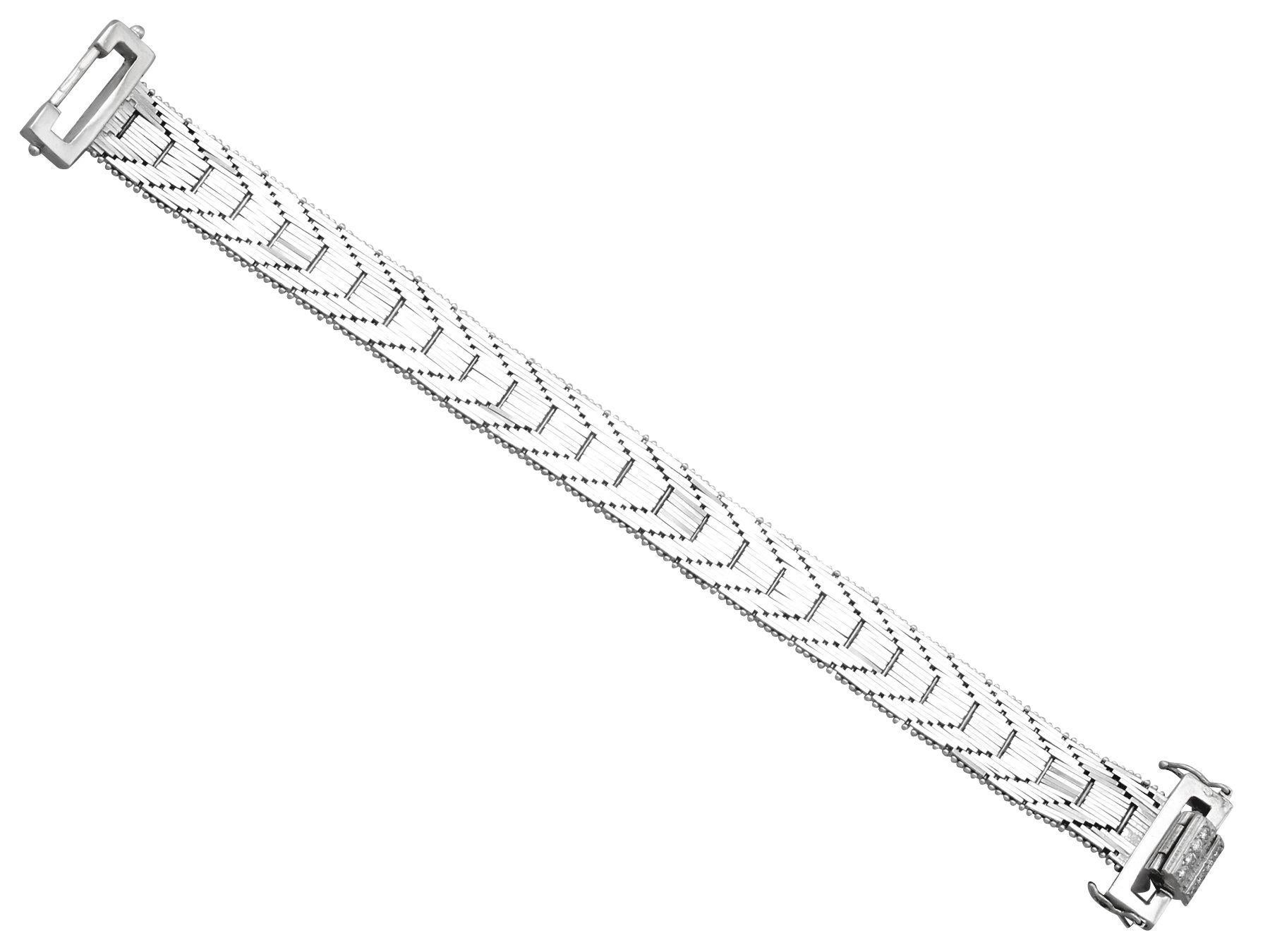 Bracelet Vintage Art of Vintage 1.20 Carat Diamond and 18k White Gold Circa 1940 en vente 2