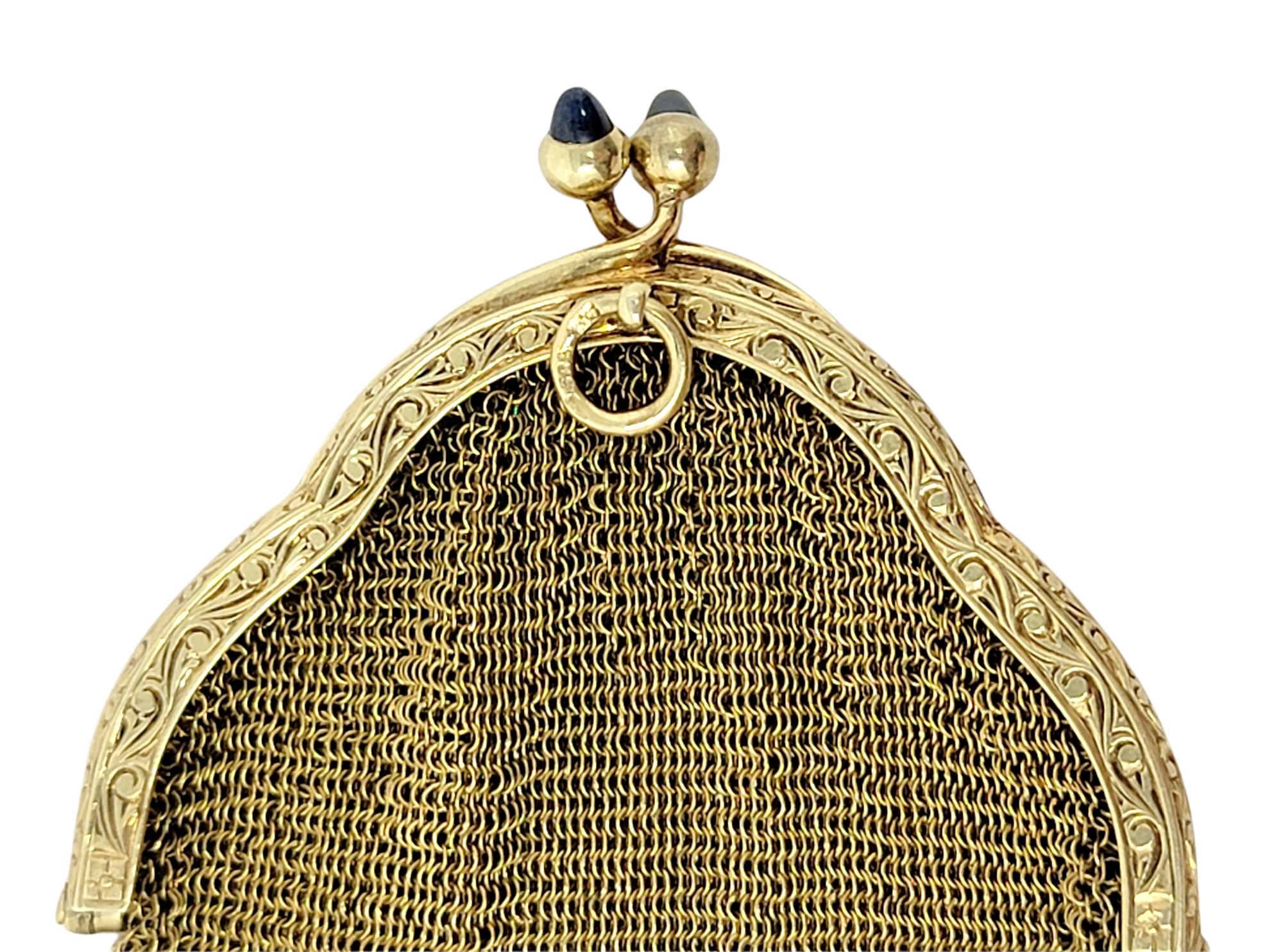Exquisite 14 Karat Gelbgold Flapper Geldbörse. Dieses wunderschöne und einzigartige Art-Déco-Stück besteht aus zartem, gewobenem 14-karätigem Gelbgoldgeflecht, das von 2 graublauen Saphir-Cabochons an der Kiss-Lock-Schließe akzentuiert wird.