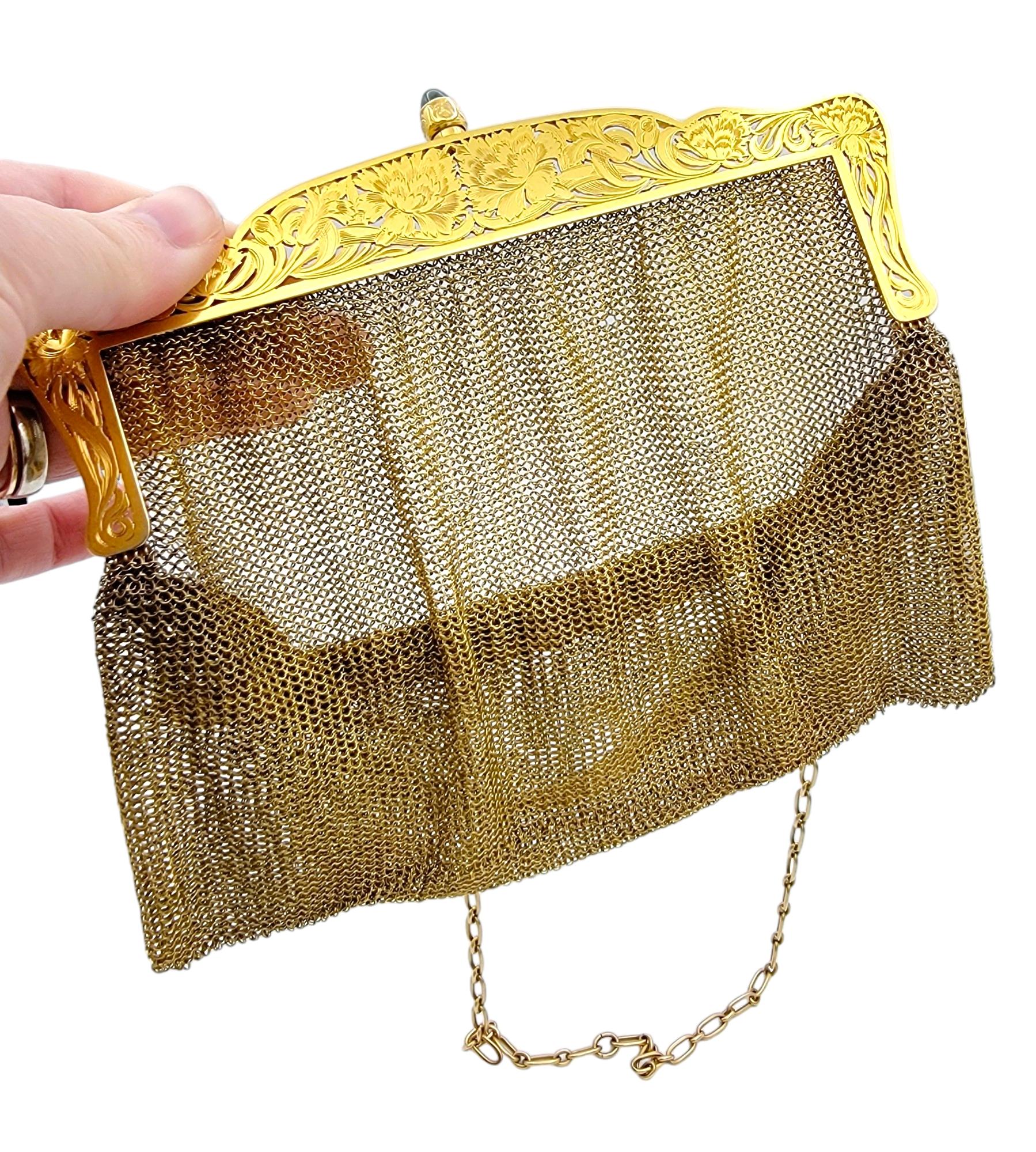 Women's Vintage Art Deco 14 Karat Gold Mesh Purse with Chain and Sapphire Cabochon Clasp For Sale