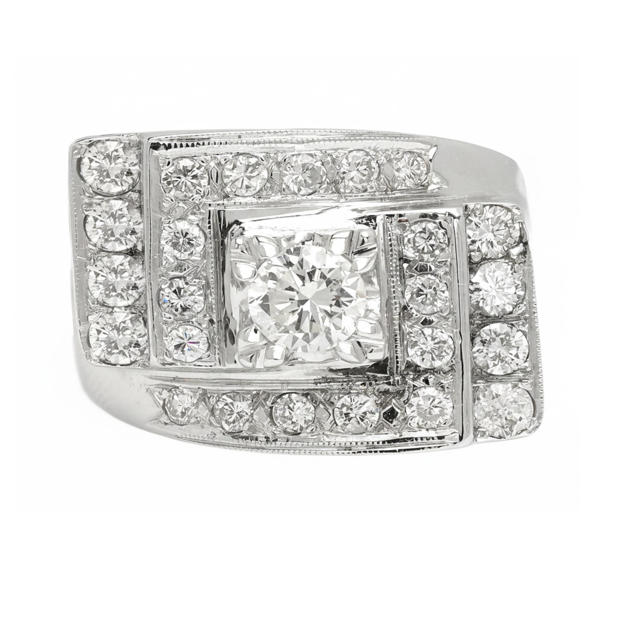 Vintage  pre-posseduto come nuovo
Diamante centrale + diamanti a grappolo
Design unico del layout.
Diamante centrale di circa 0,55 carati (5 mm) H. H+I.
Totale dei diamanti circa 3,0 carati
Oro bianco 14k circa 12,0 grammi
un bel luccichio. 
La