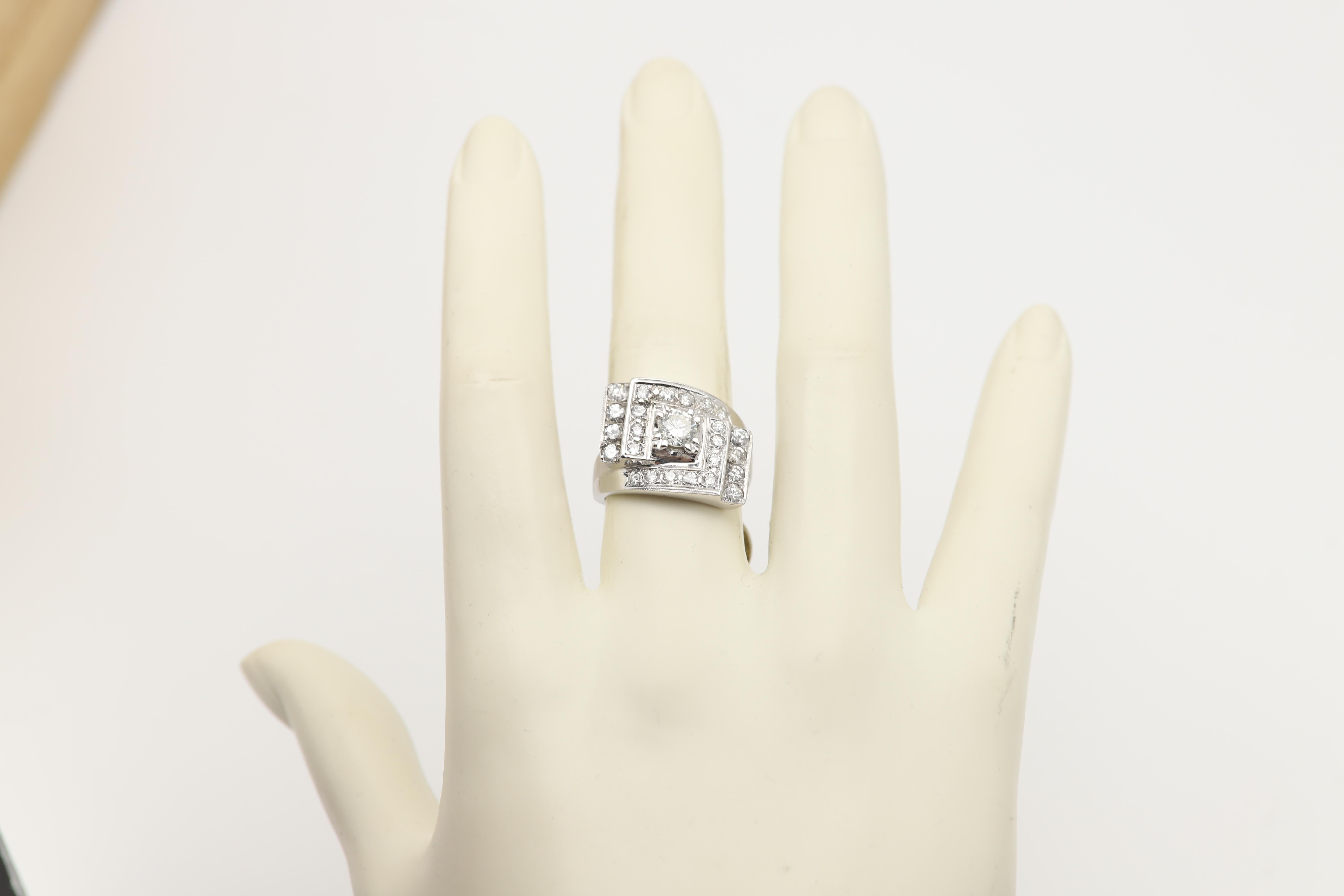 Anello vintage art deco in oro bianco 14 carati con cluster di diamanti Nature In condizioni ottime in vendita a Brooklyn, NY