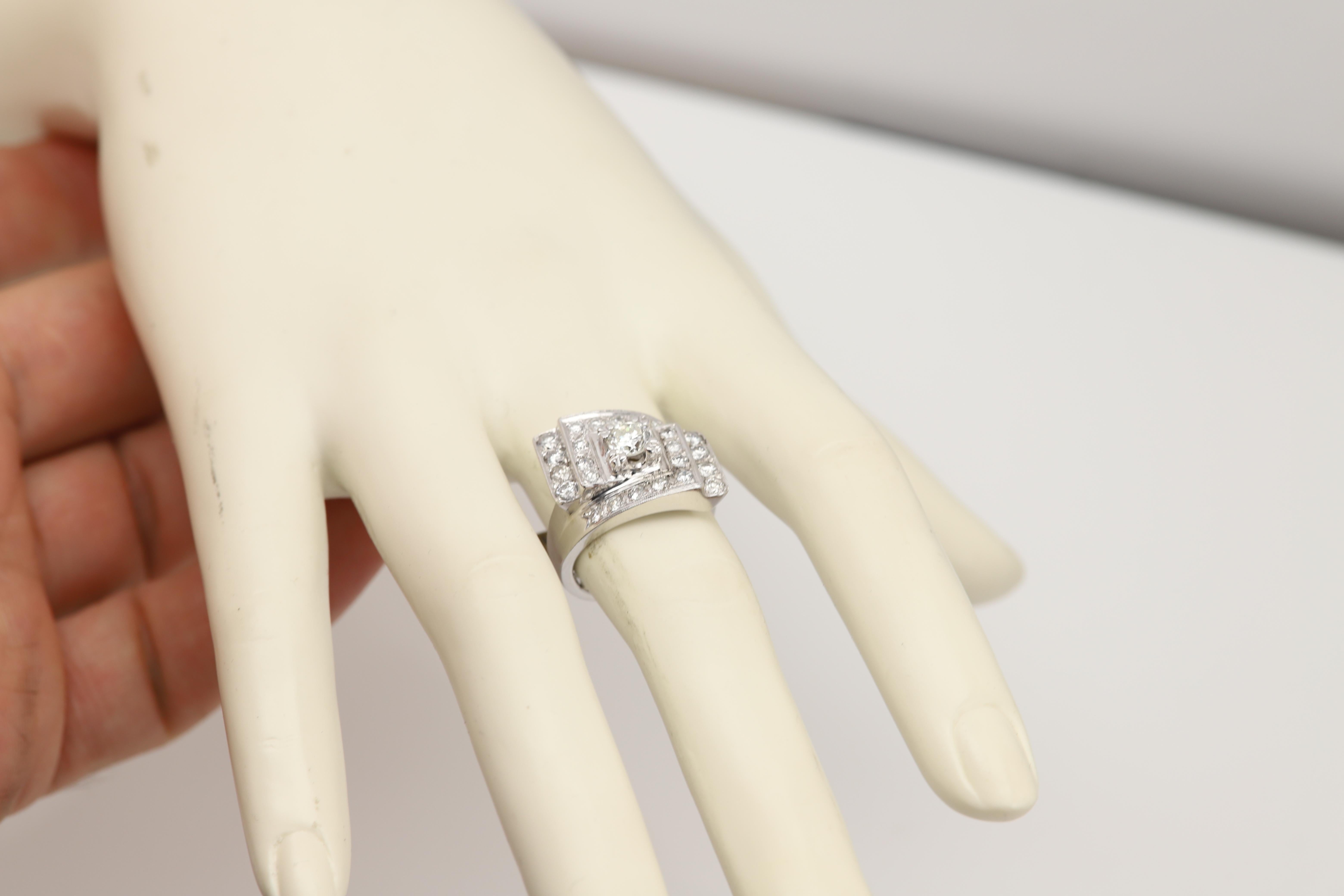 Anello vintage art deco in oro bianco 14 carati con cluster di diamanti Nature in vendita 1