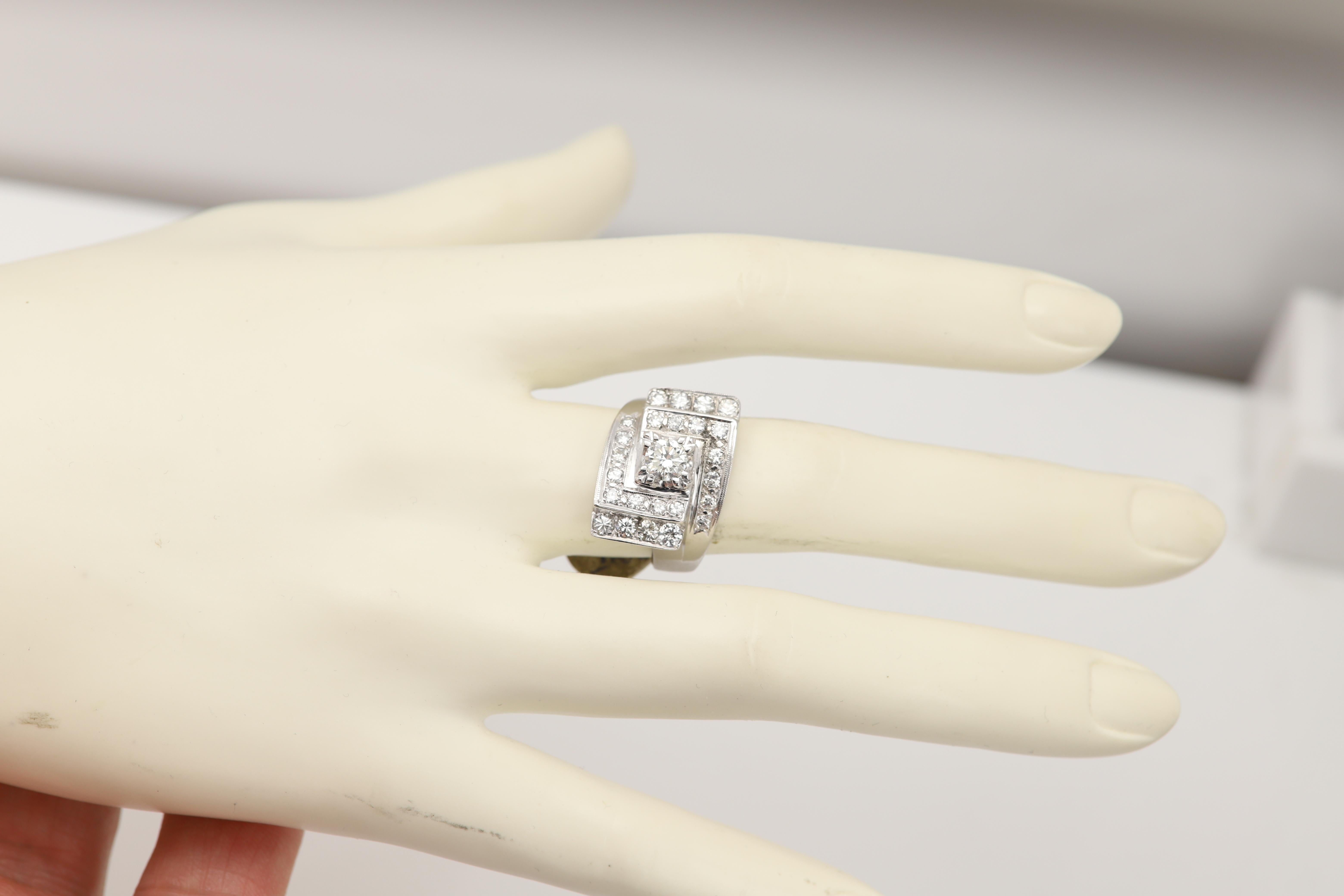 Anello vintage art deco in oro bianco 14 carati con cluster di diamanti Nature in vendita 2