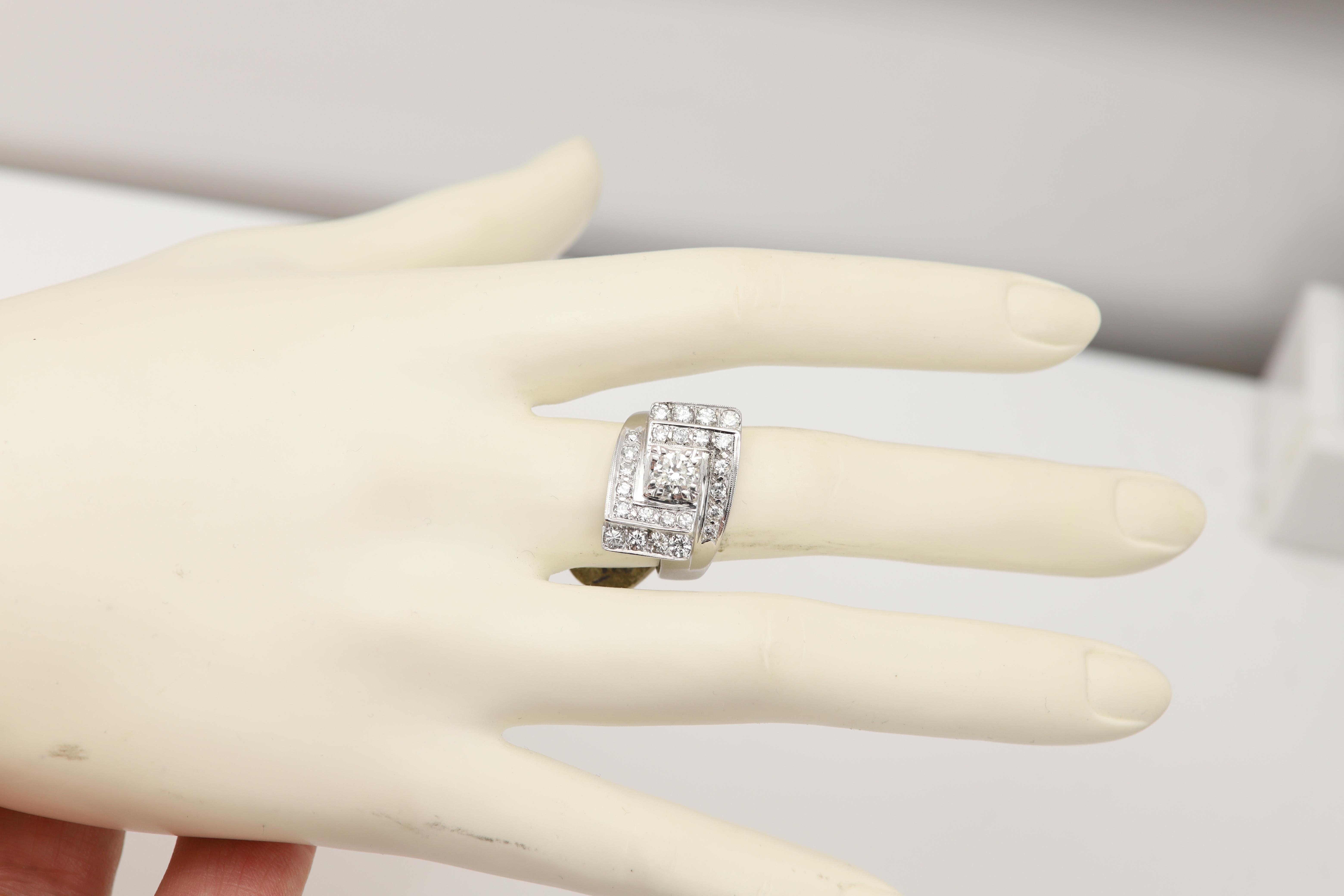 Anello vintage art deco in oro bianco 14 carati con cluster di diamanti Nature in vendita 3