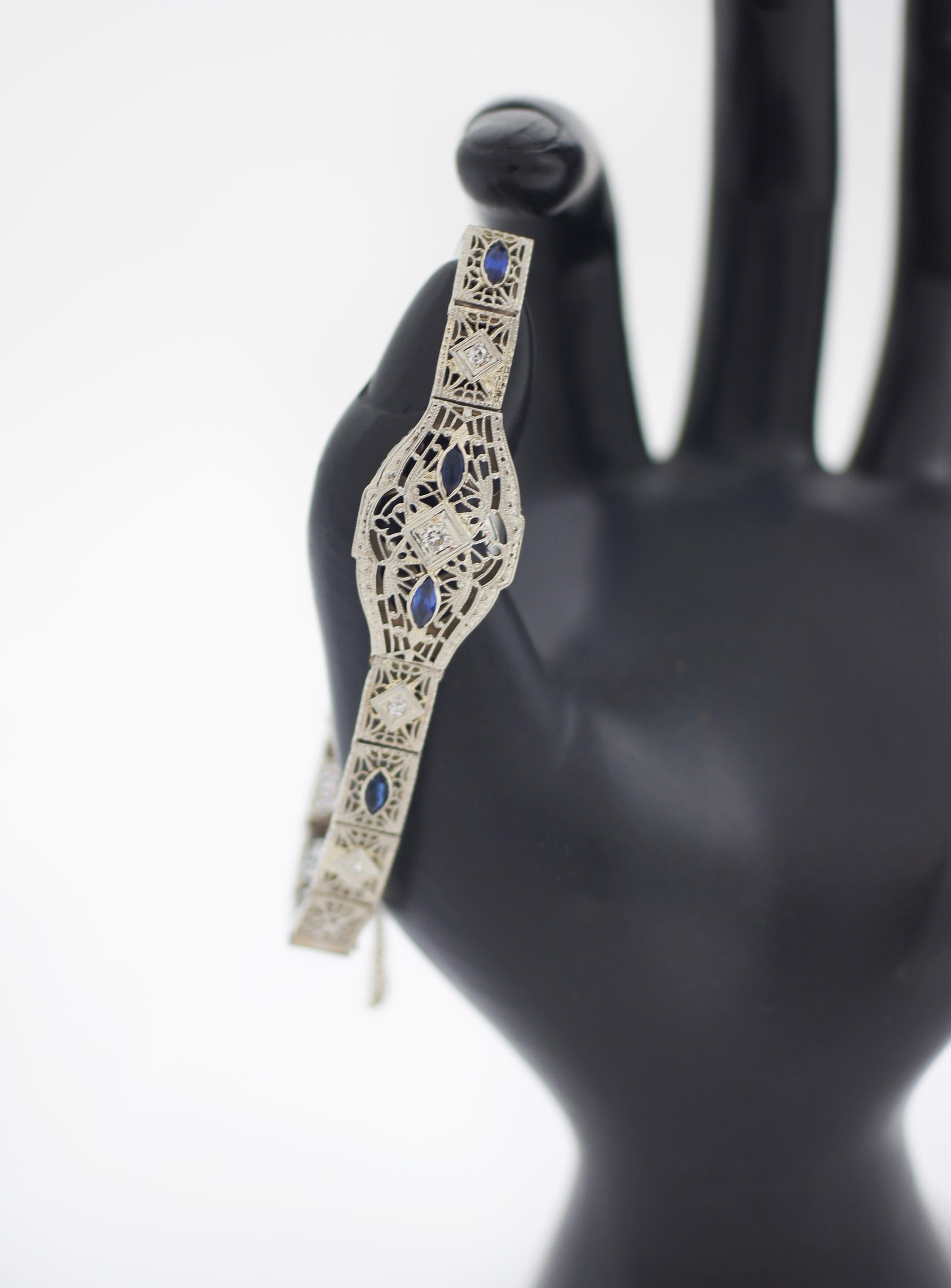 Art Deco
14K Weißgold
Diamanten & Saphire
Filigran-Armband
Ungefähr 1930er Jahre
Punzierungen: 14K
Länge des Armbands: 6,5