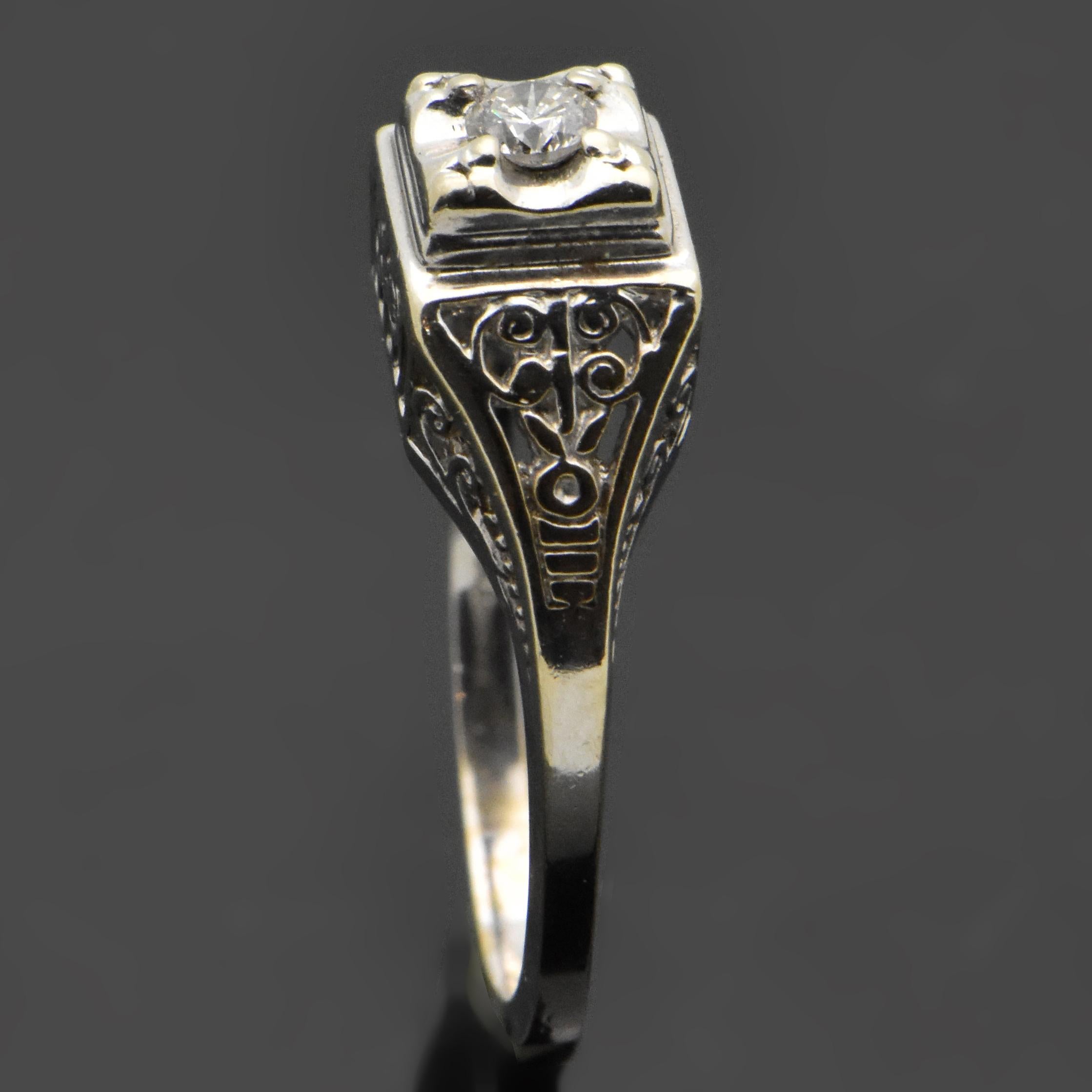 This is a vintage 14kt white gold Art Deco ring featuring a center diamond at an estimated weight of 0.12ct. Estimated weight of gold is 3 gr. 

We will size it for you.

