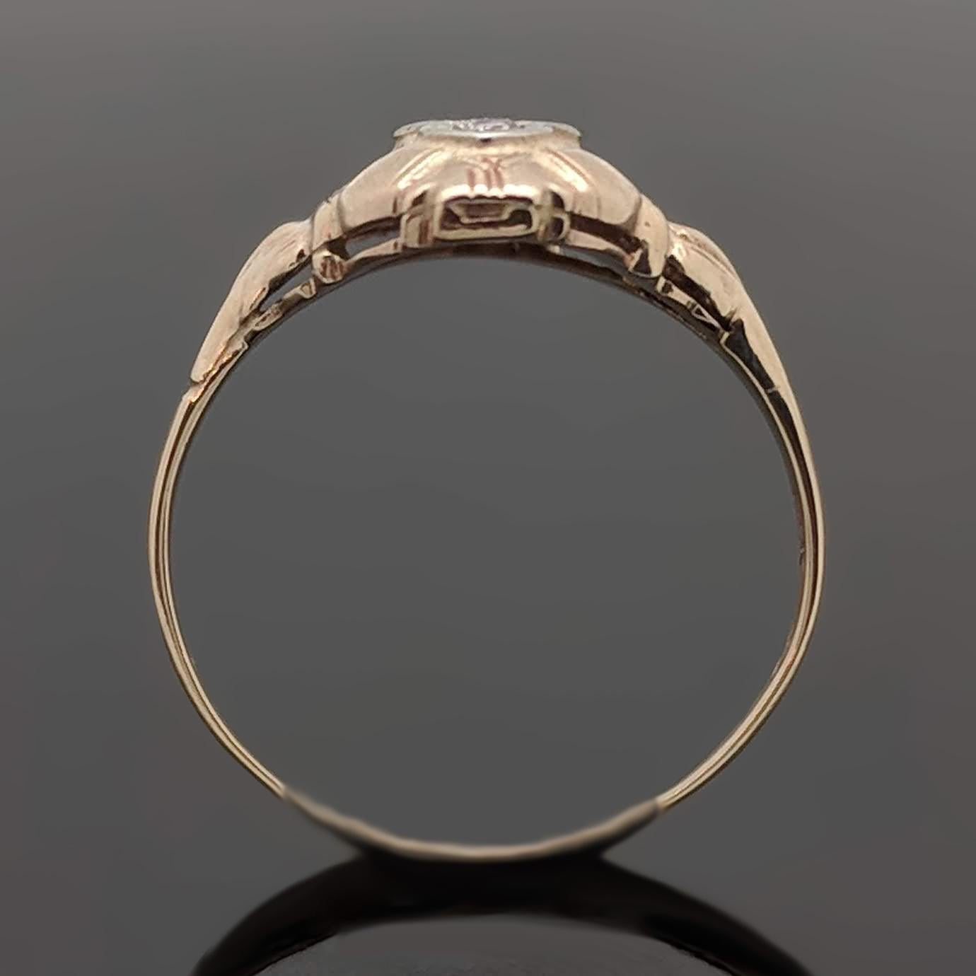 Round Cut Vintage Art Deco 14 Karat Yellow Gold with Diamonds For Sale