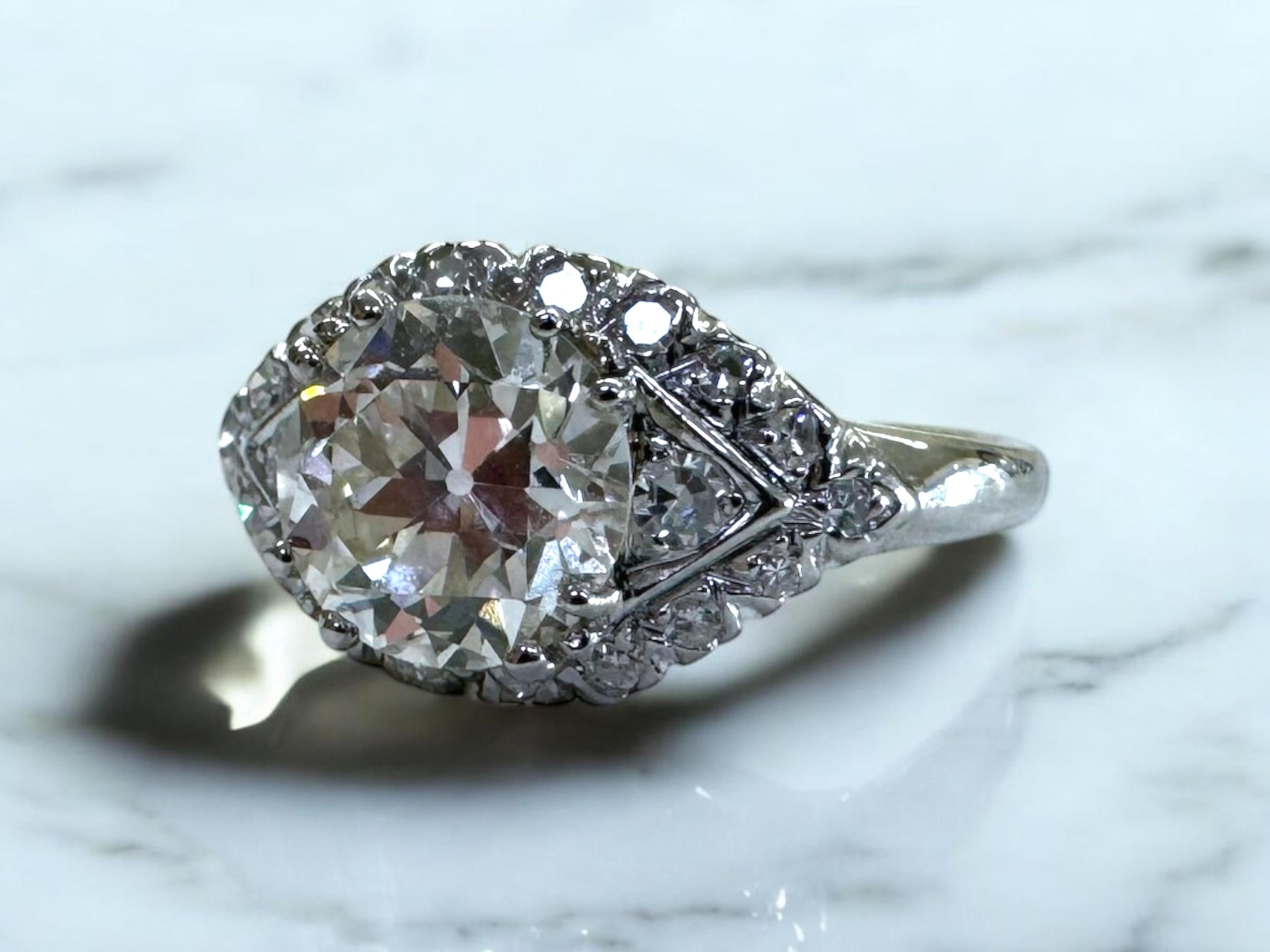 Wir lieben diesen Vintage-Verlobungsring!
Dieser schöne Stein sitzt niedrig und bündig am Finger.
Einfach perfekt für die tägliche Liebe und das Tragen!

Ring Details
Epoche: Art Deco 1920 - 1940
MATERIAL: Platin
Kopfbreite: 9,8 mm
Kopfhöhe: 5,5