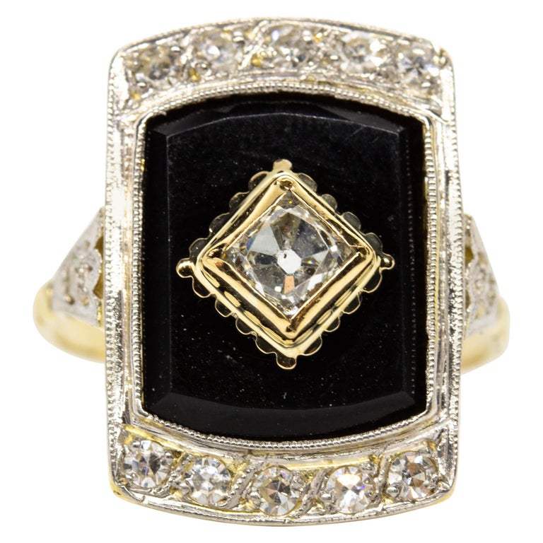 Vintage Art Deco 18 Karat gold Diamond and Onyx Ring For Sale at 1stDibs