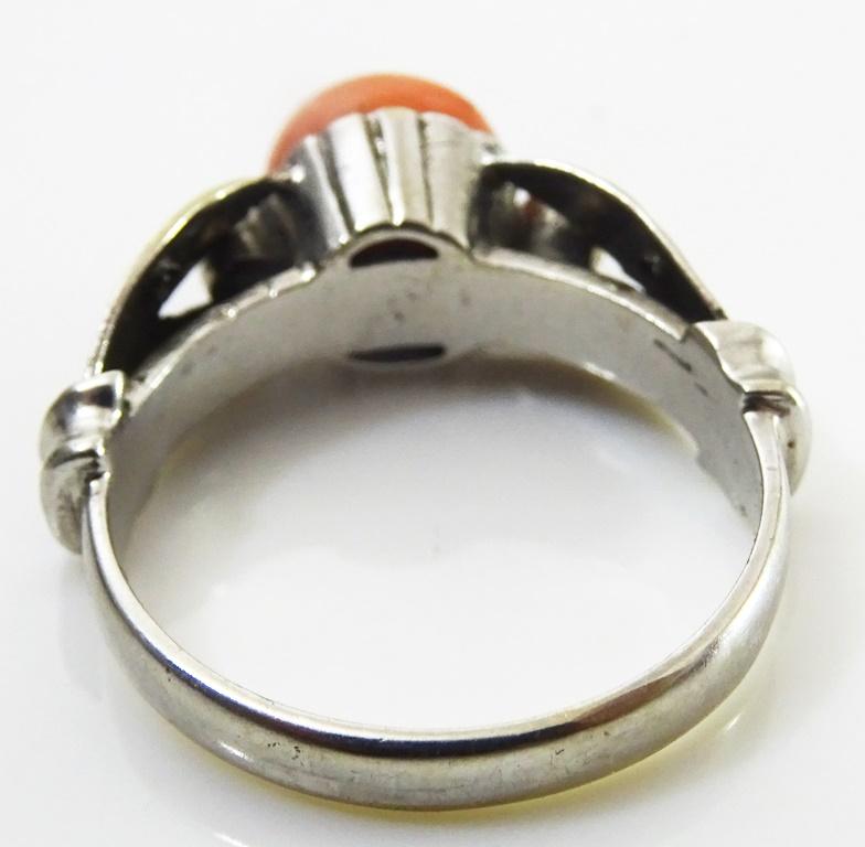 Vintage Art Deco 18 karat White Gold , Diamond and Coral Ring In Good Condition For Sale In Jerusalem, IL