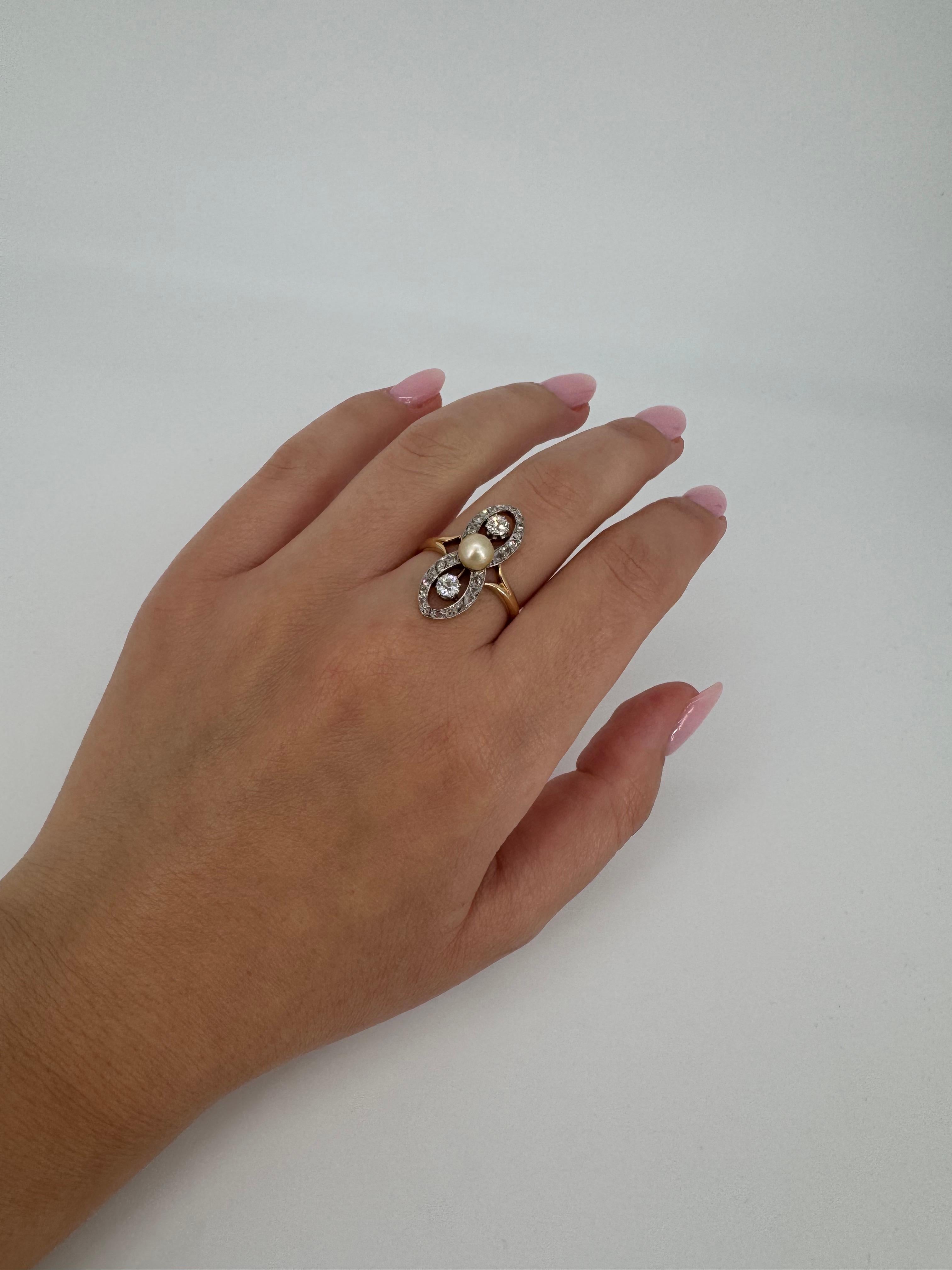 Anello vintage Art Deco in oro 18 carati con perle e diamanti Old Mine e aureola con taglio a rosa in vendita 2