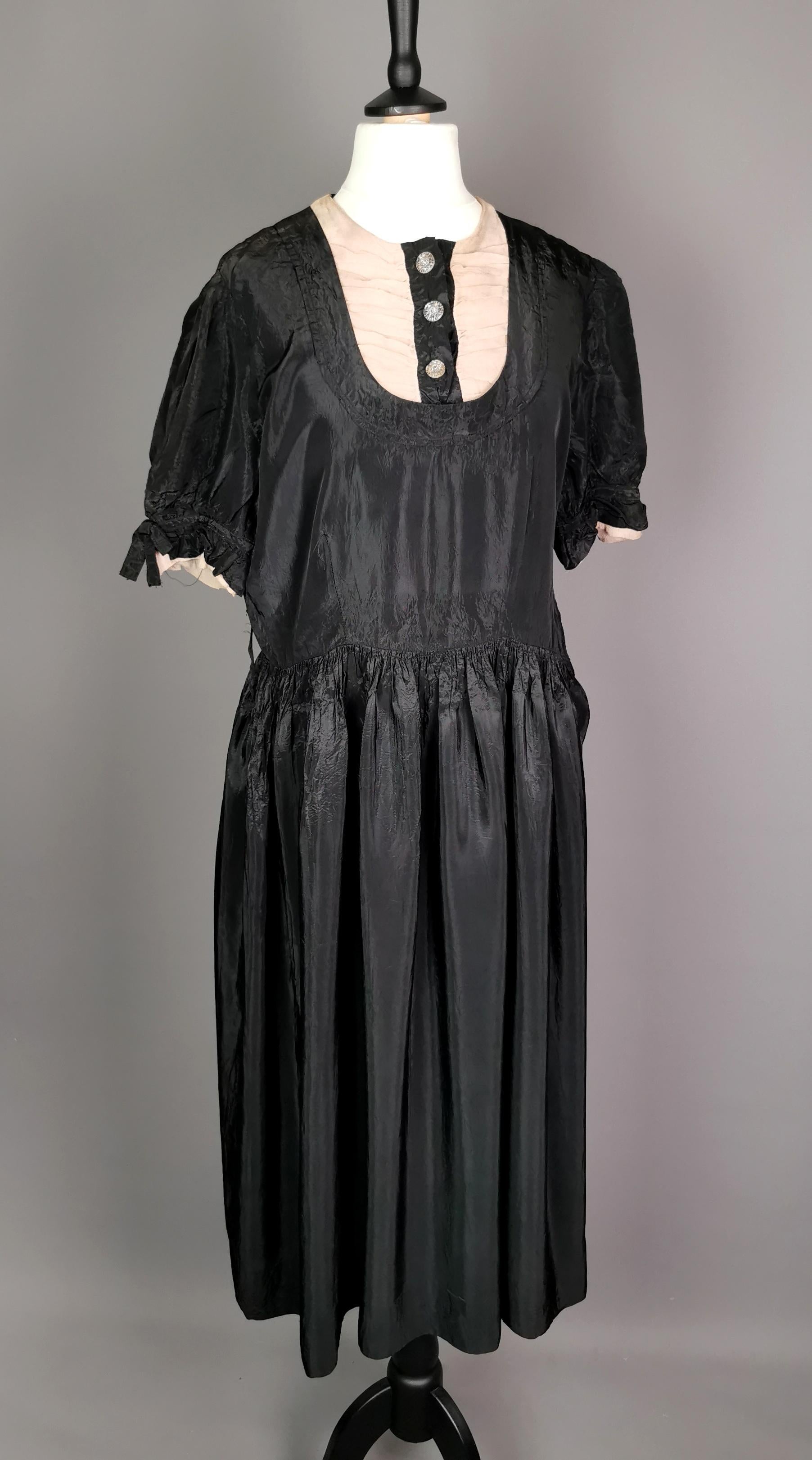 A gorgeous rare vintage late 1920's Black taffeta dress by Faytex.

This is a beautiful vintage dress, made in rich inky black taffeta, it has a slightly dropped waist, pulled in.

It has pretty puffball type sleeves with short ties and a little