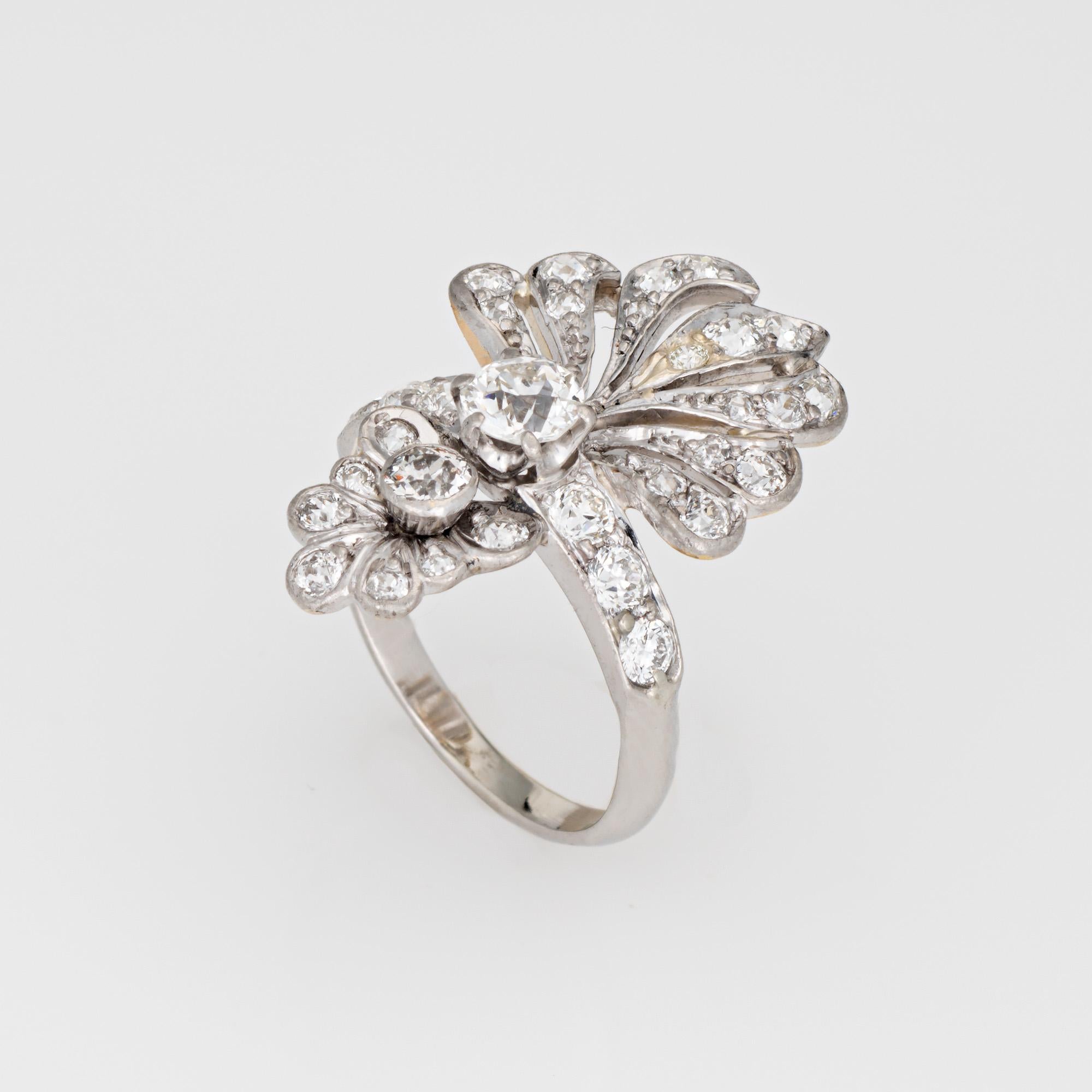 Bague en diamant Art of Vintage (circa 1920), finement détaillée, réalisée en or blanc 18k. 

Un mélange de diamants de taille ancienne et de diamants de taille européenne totalise environ 1 carat (couleur estimée I-J et pureté SI1-I1).   

Cette