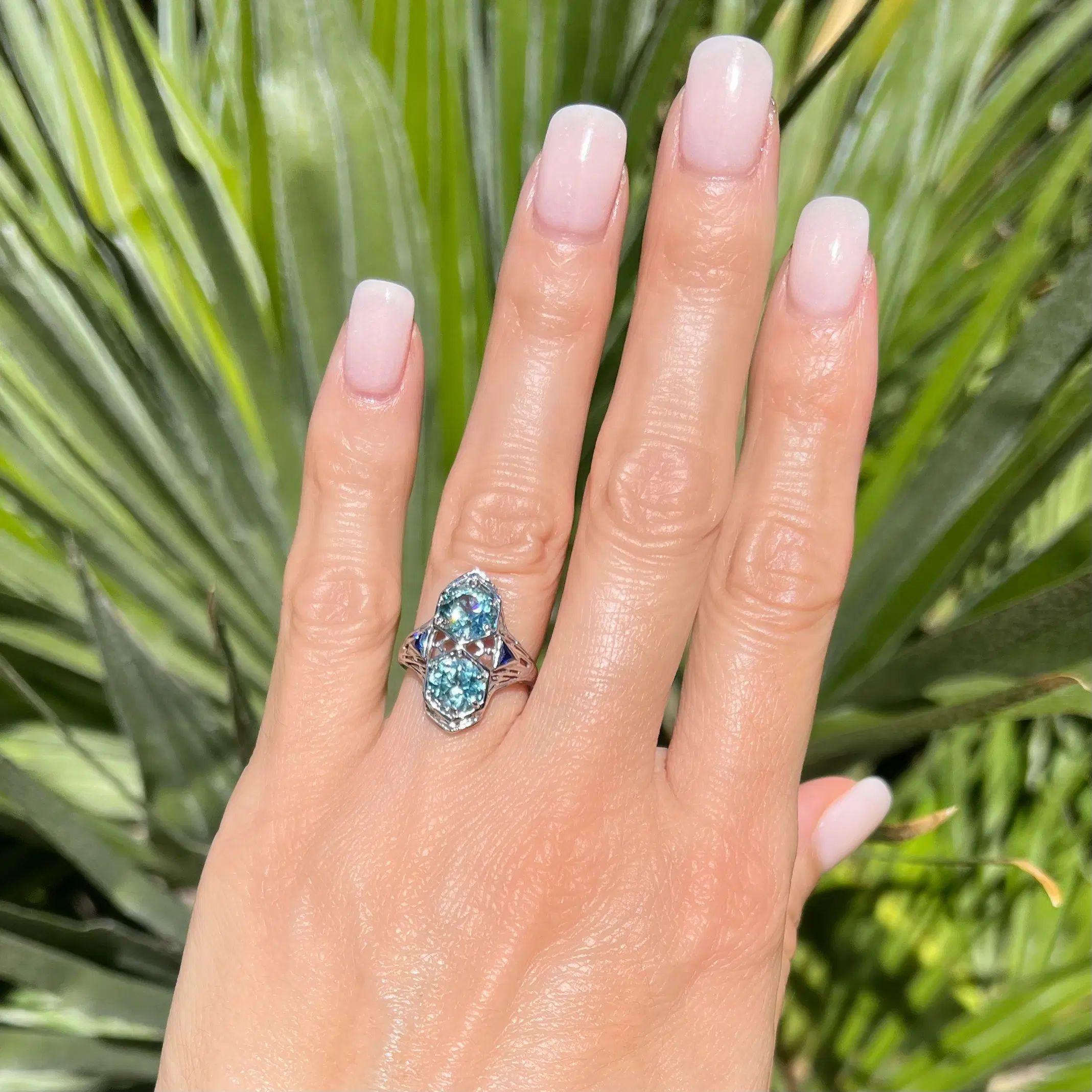 Art déco Vintage Art Deco 2 Stone Round Blue Zircon Gold Navette Ring en vente