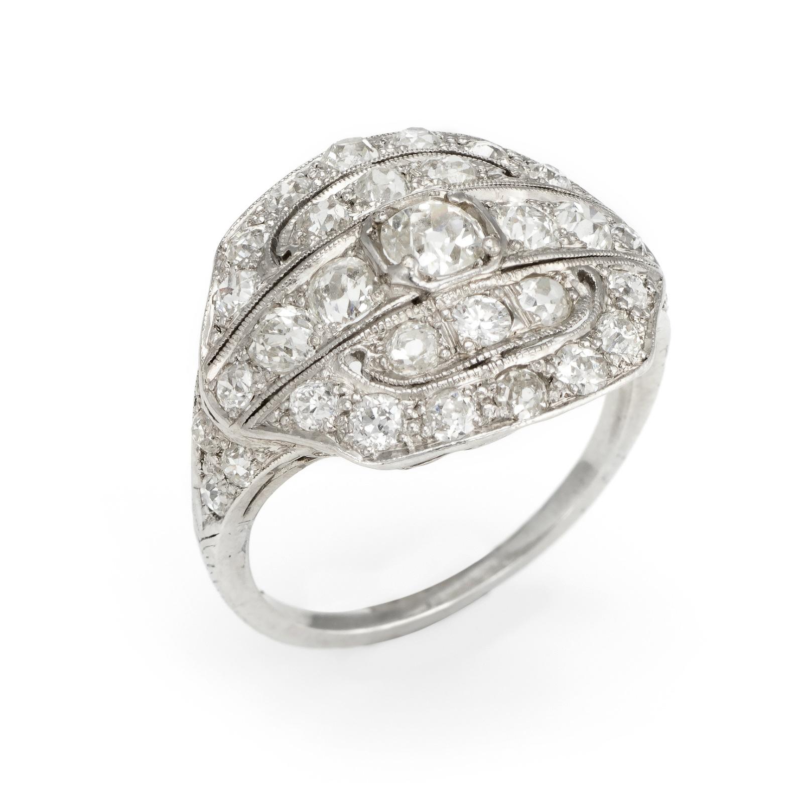 Eleganter und fein detaillierter Ring aus der Art-Déco-Ära (ca. 1920er bis 1930er Jahre), gefertigt aus Platin 900. 

Die Größe der Diamanten mit altem Minenschliff reicht von 0,33 Karat (Mitte) bis zu 0,10 (4), 0,08 (8), 0,05 (14) und 0,03 (6). Das