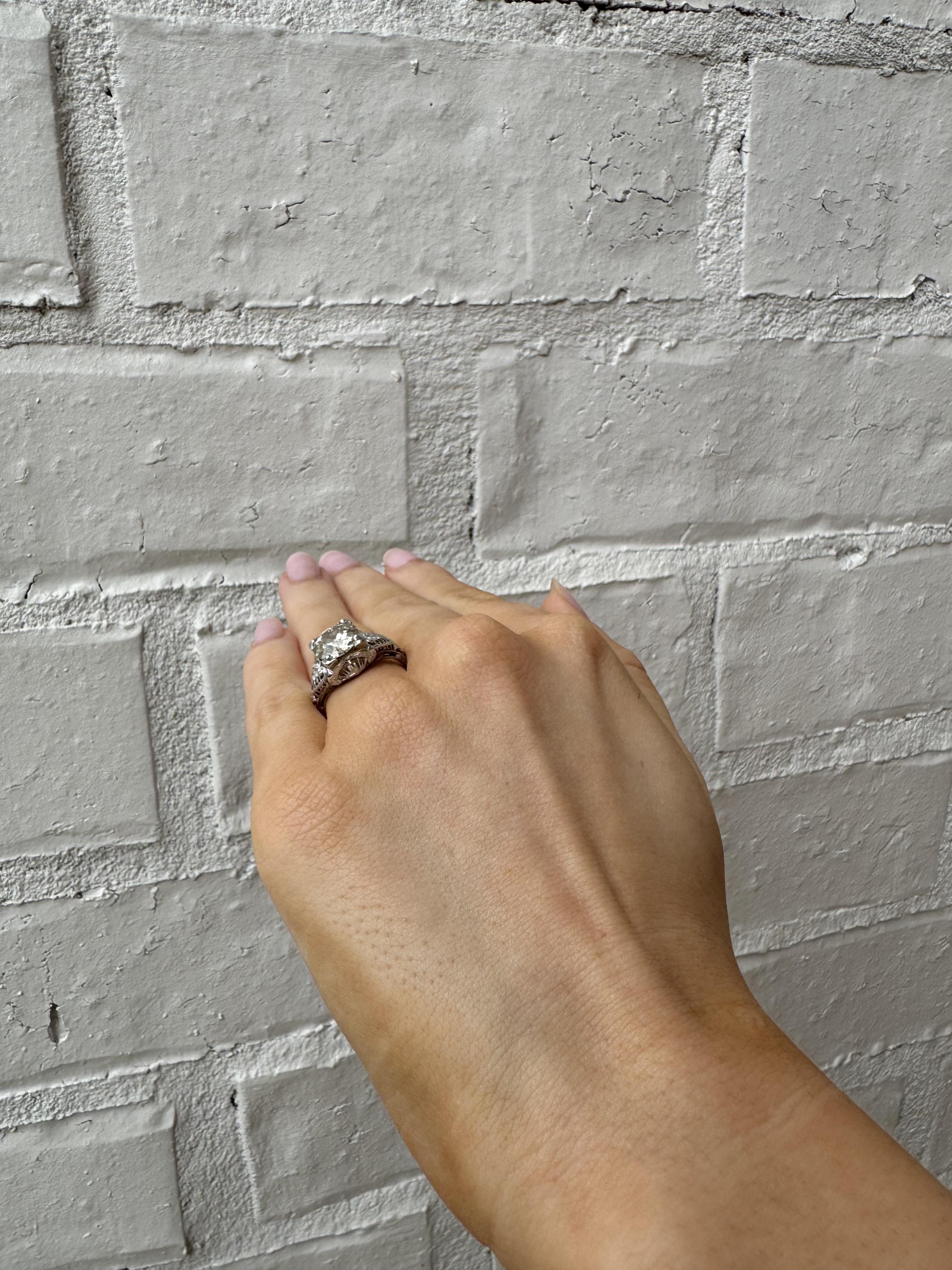 Women's Vintage Art Deco 2.31 Carat Old European Cut Diamond Engagement Ring For Sale