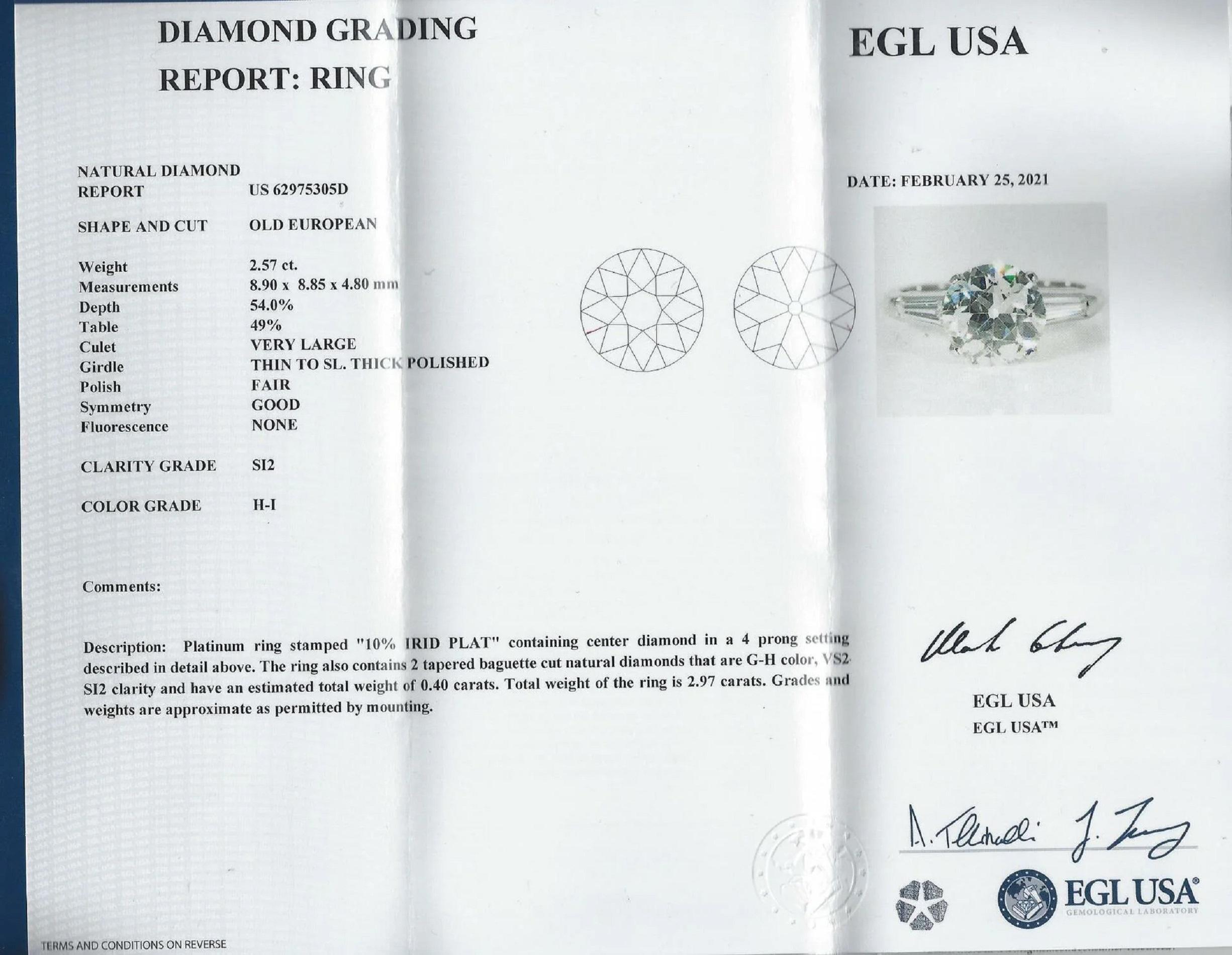 Dieser Verlobungsring im Vintage-Stil hat eine klassische Eleganz und einen beeindruckend großen Diamanten im alten europäischen Schliff mit 2,50 Karat! Die Schultern der aus massivem Platin gefertigten Fassung glänzen mit spitz zulaufenden