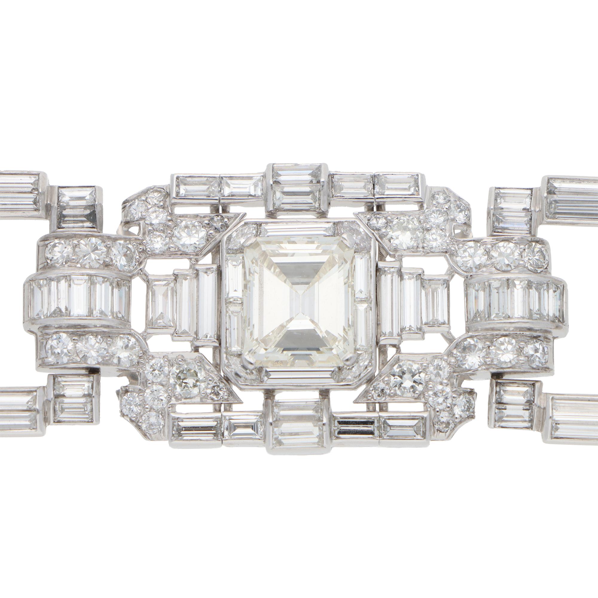 Ein atemberaubendes Vintage-Diamantarmband im Art-Déco-Stil, gefasst in Platin.

In der Mitte des Armbands befindet sich ein Diamant im Smaragdschliff von 5,06 Karat. Die gelenkigen Glieder, die ihn umgeben, bestehen aus insgesamt 306 weiteren