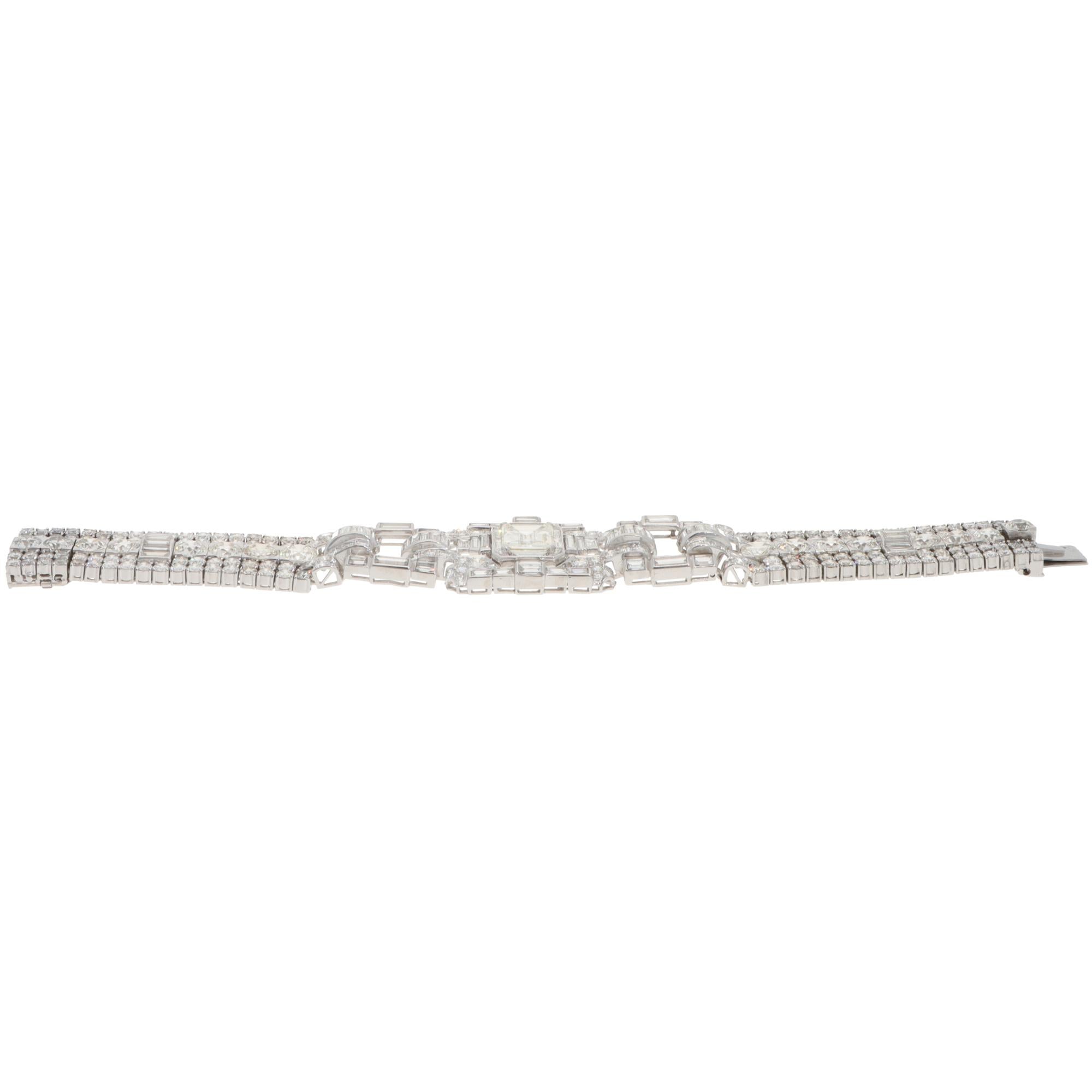 Vintage Art Deco 43,81ct Diamant-Armband aus Platin (Smaragdschliff) im Angebot