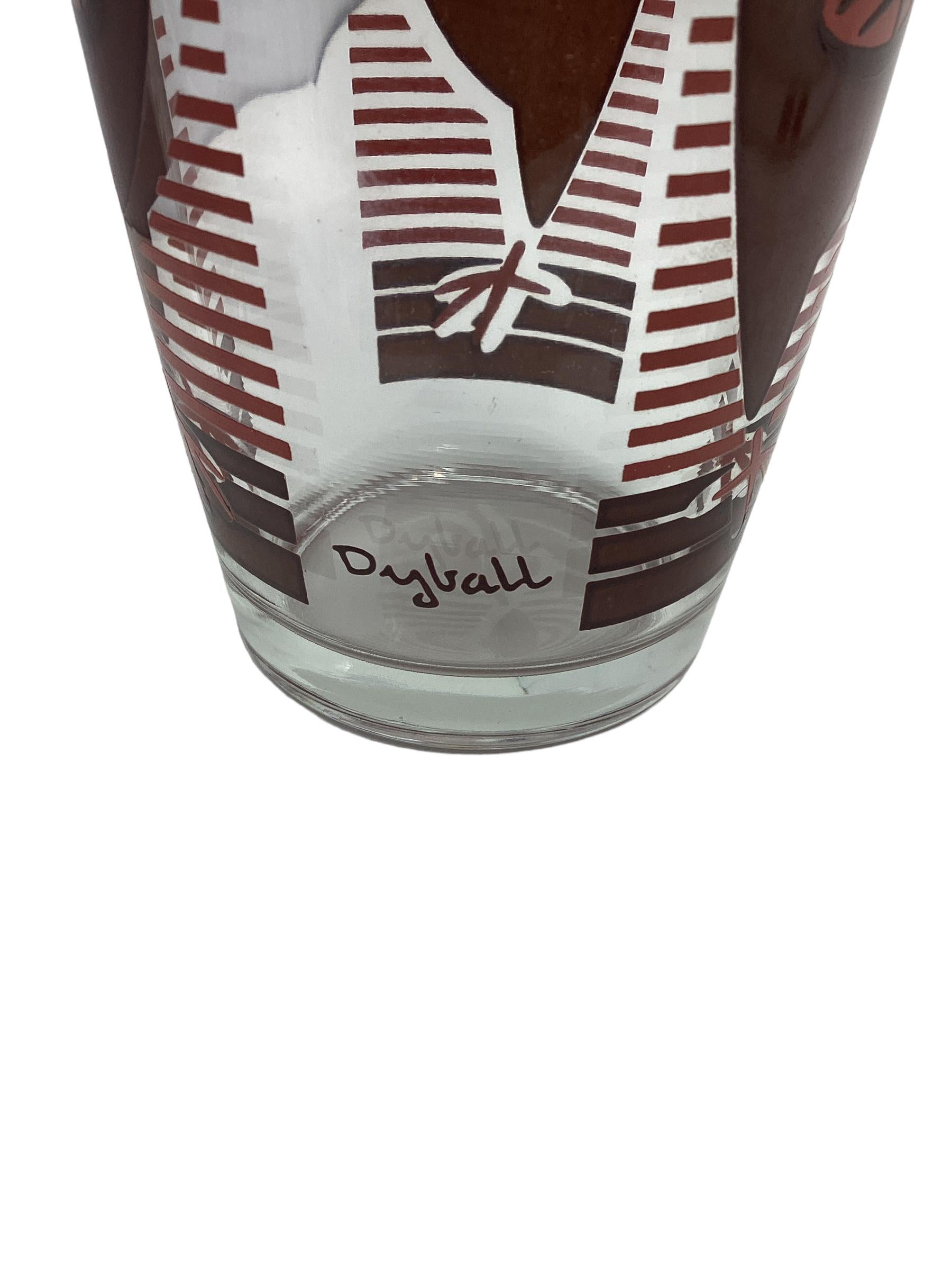 Vintage Dyball Bargeschirrset bestehend aus einem Cocktailshaker mit mattgoldenem Aluminiumdeckel und vier Cocktailgläsern, die jeweils mit stilisierten Vögeln in rostroter und brauner Emaille verziert sind. Einer der Cocktailgläser hat einen Chip