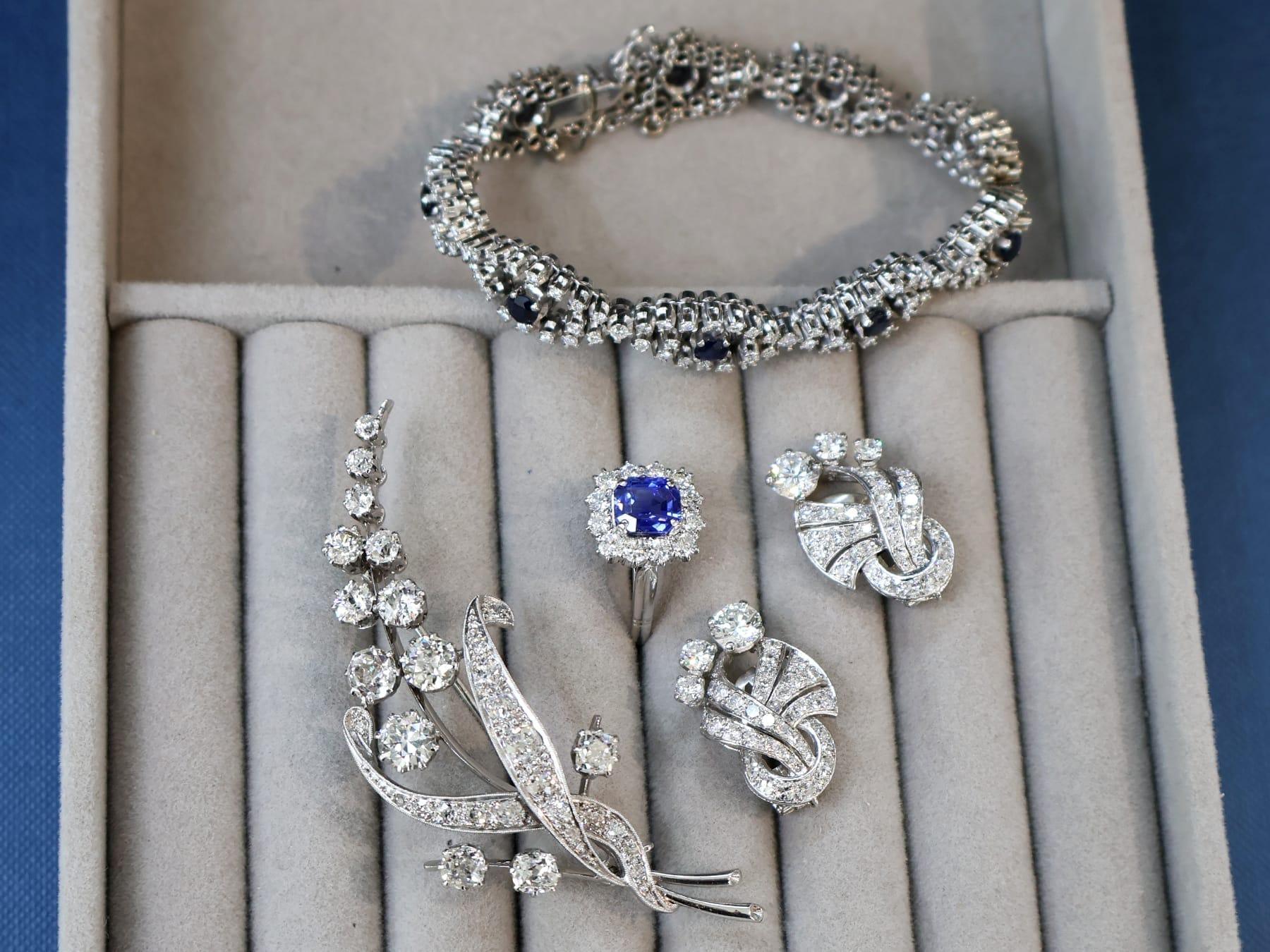 Femenino o masculino Pendientes vintage Art Déco de diamantes y platino de 5,09 quilates Circa 1950 en venta