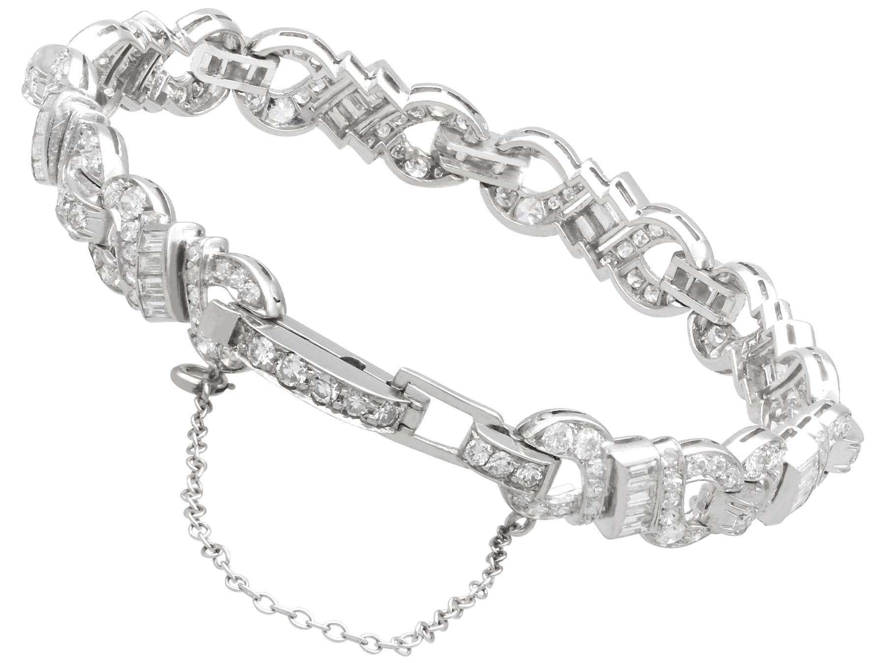 Pulsera vintage Art Déco de 6,05 quilates de diamantes y platino Circa 1950 en venta 4