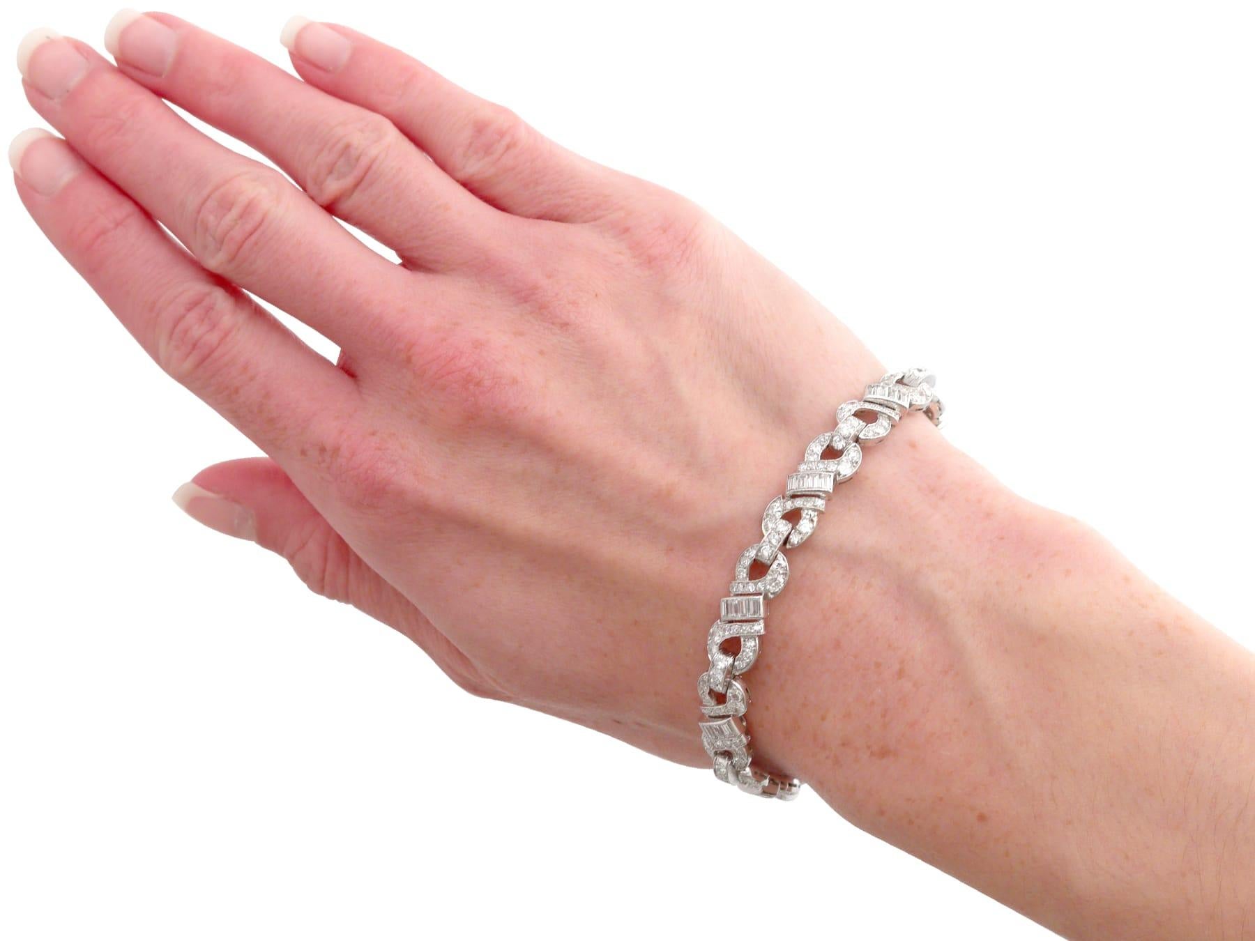 Pulsera vintage Art Déco de 6,05 quilates de diamantes y platino Circa 1950 en venta 8