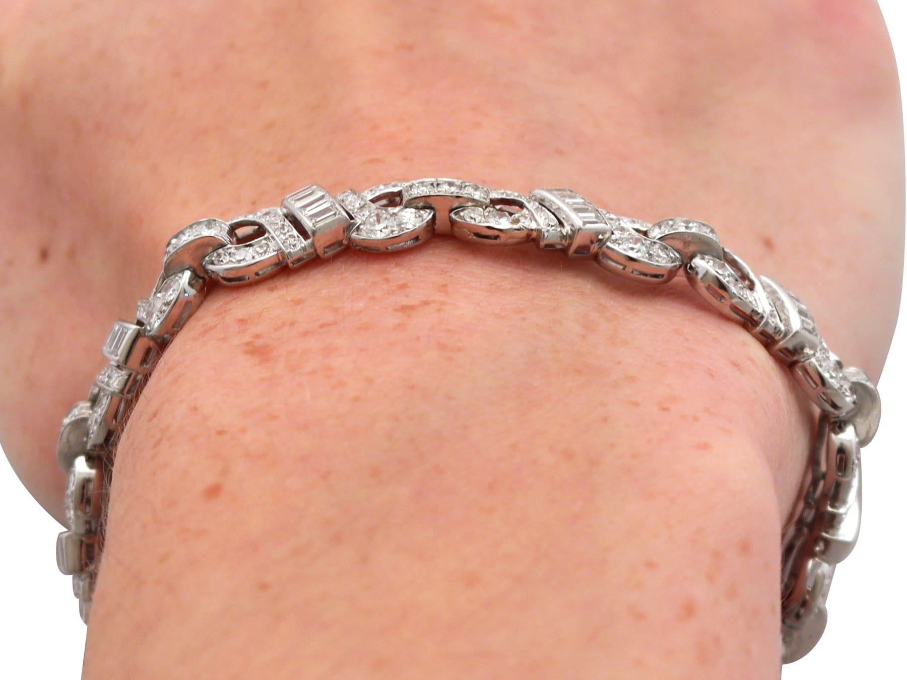 Pulsera vintage Art Déco de 6,05 quilates de diamantes y platino Circa 1950 en venta 10