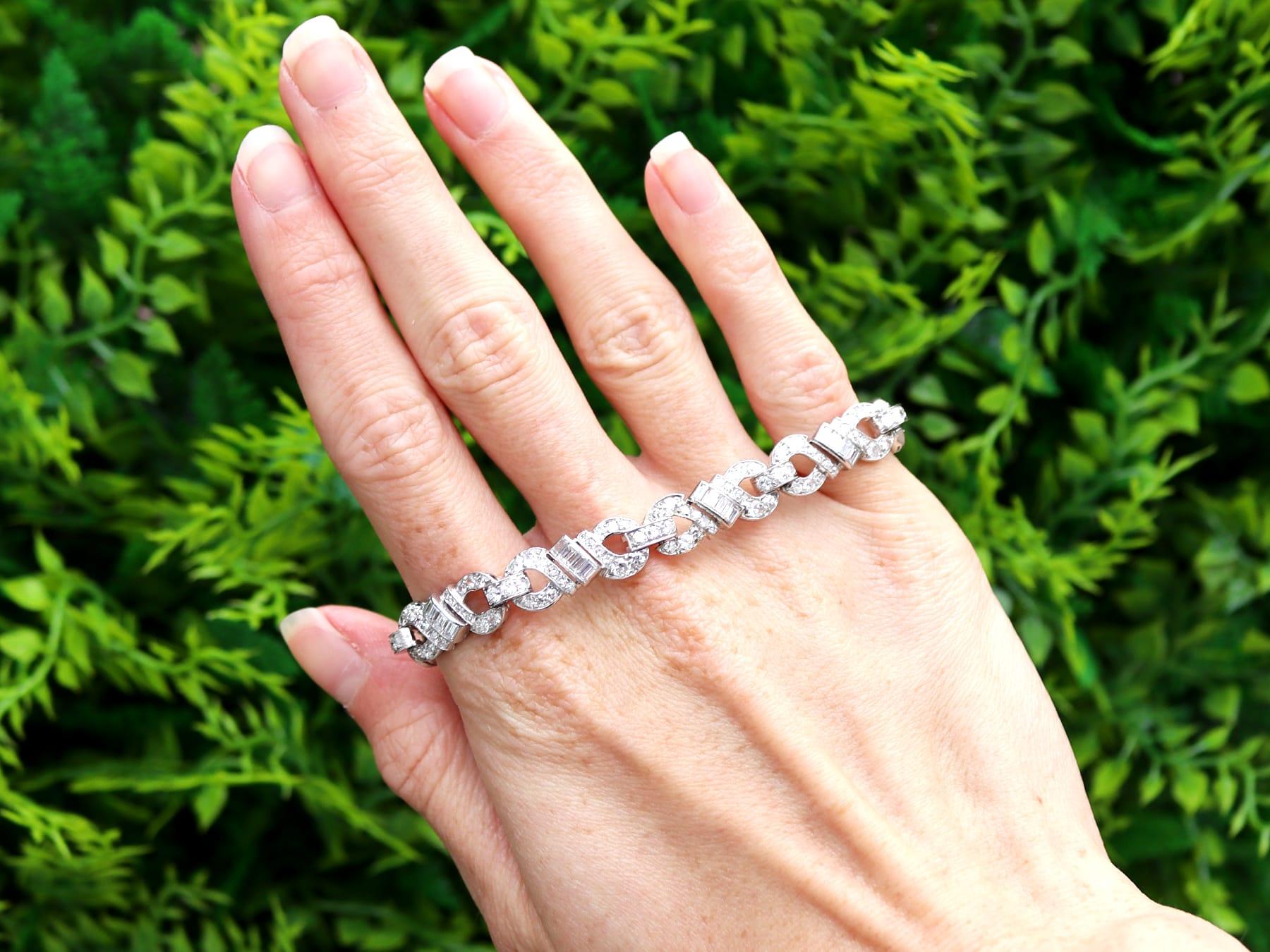 Impresionante brazalete vintage de diamantes y platino de 6,05 quilates de la década de 1950, que forma parte de nuestras diversas colecciones de joyas de diamantes y joyas patrimoniales vintage de la década de 1950.

Esta impresionante y fina