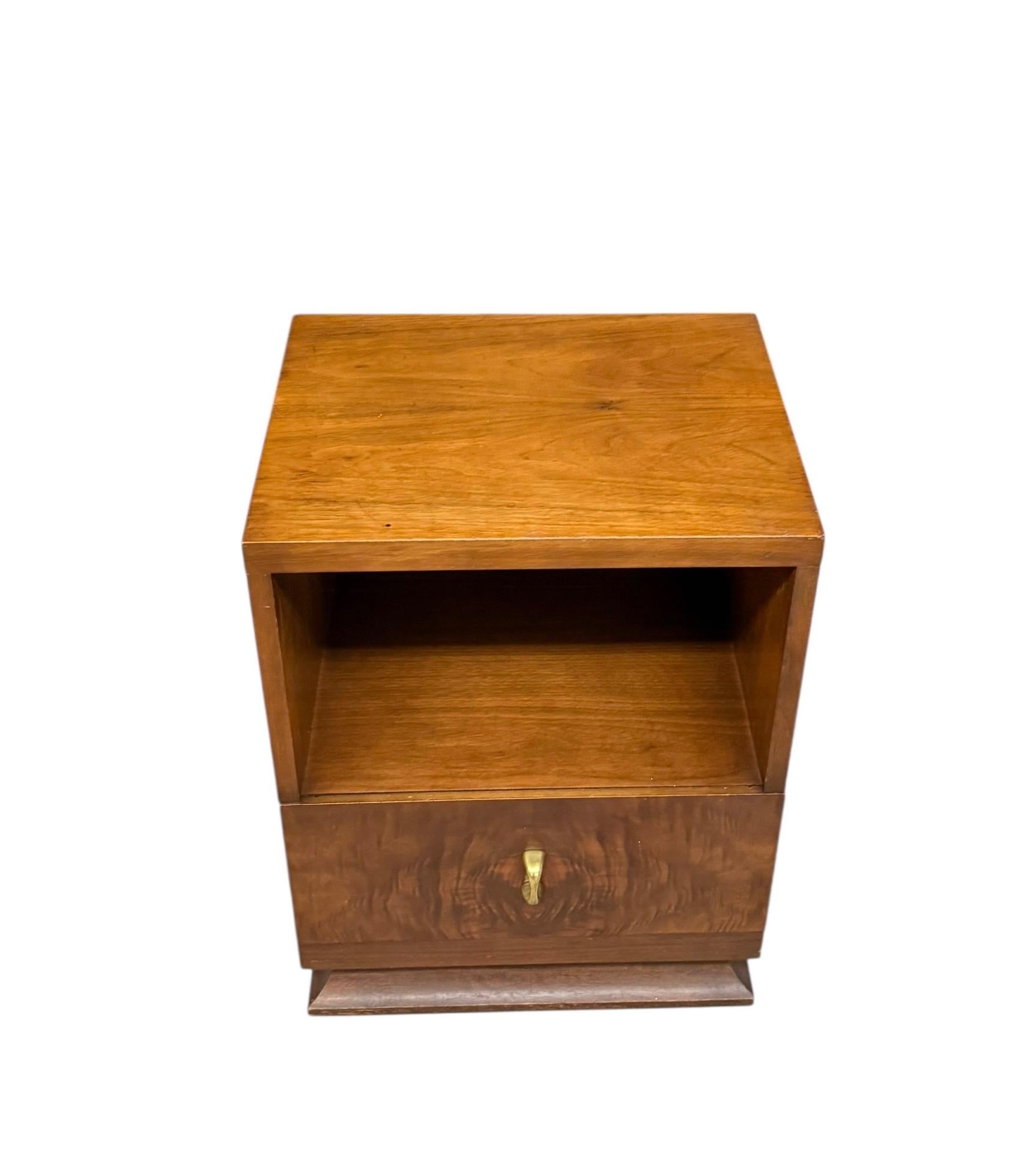 Vintage Art Deco Accent End Table With Burl Wood Veneer Accents and 1 Drawer For Sale 2