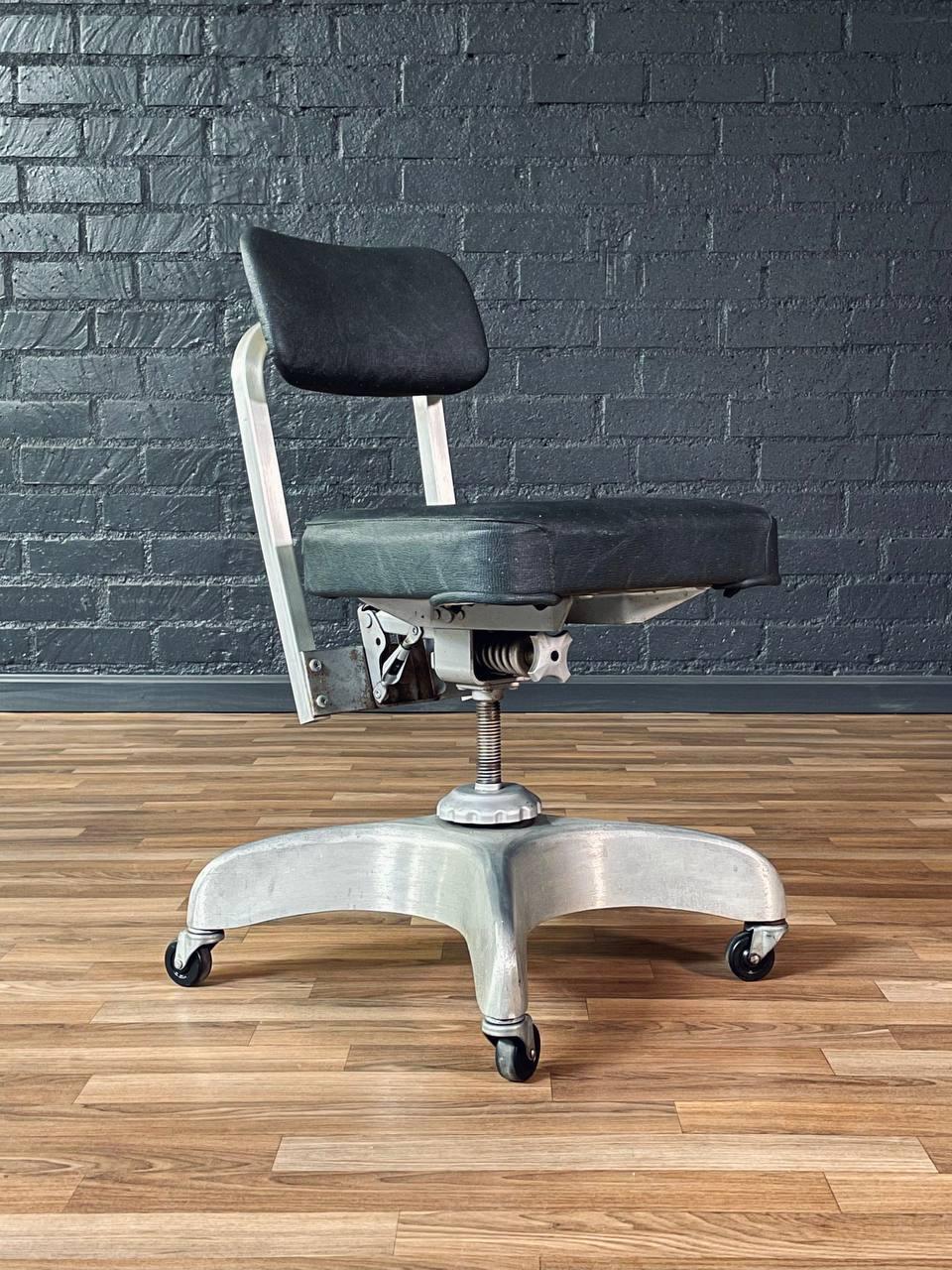 Art déco Chaise de bureau pivotante Art Déco vintage en aluminium par Emeco