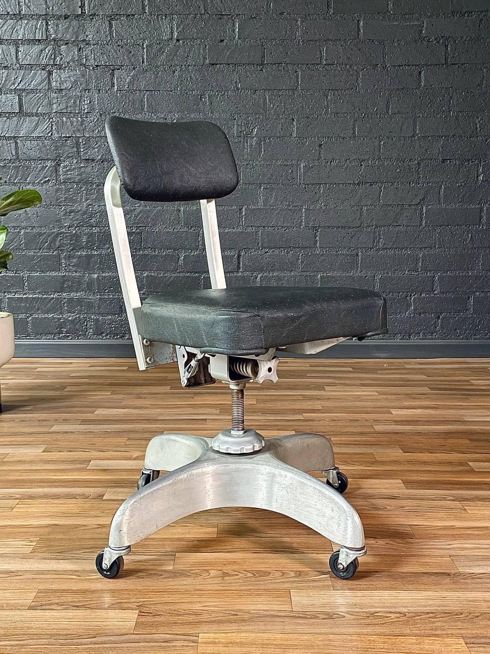 Américain Chaise de bureau pivotante Art Déco vintage en aluminium par Emeco
