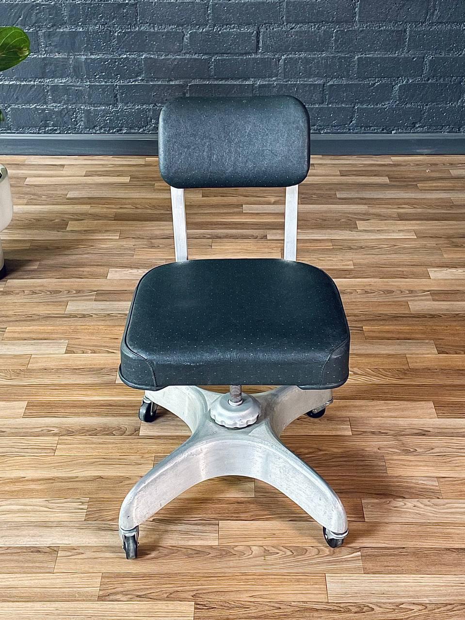 Chaise de bureau pivotante Art Déco vintage en aluminium par Emeco Bon état à Los Angeles, CA