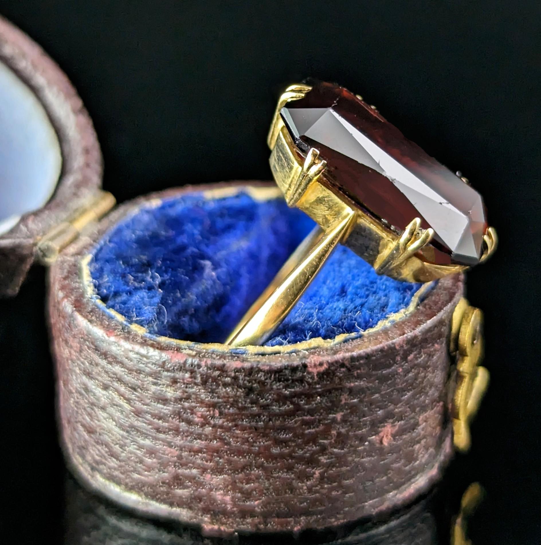 Vintage Art Deco Baguette cut Garnet cocktail ring, 15k gold  In Good Condition In NEWARK, GB