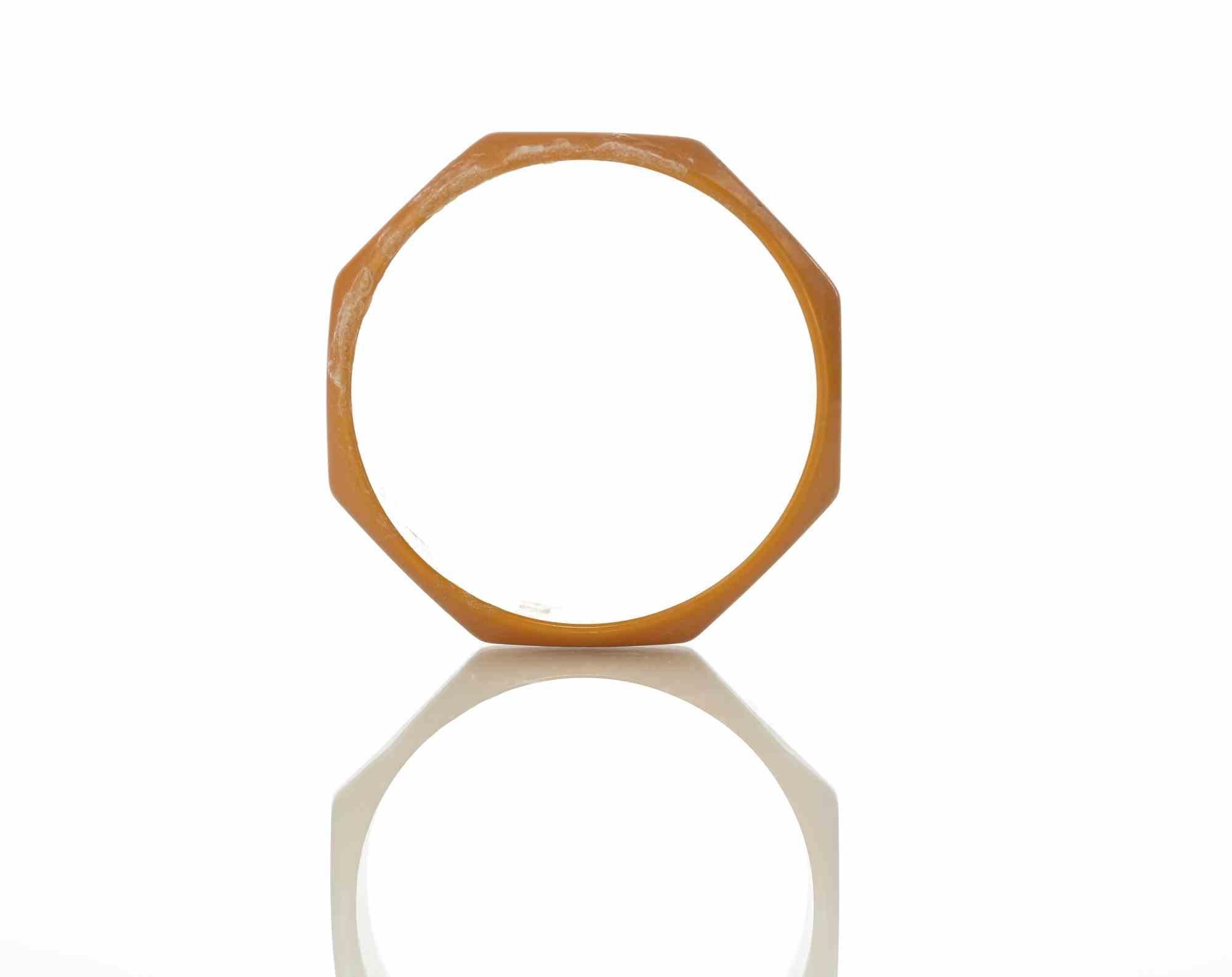 Vintage bakelite bracelet realized in 1940s.

Signs of time, with minor discoloring in the edges.