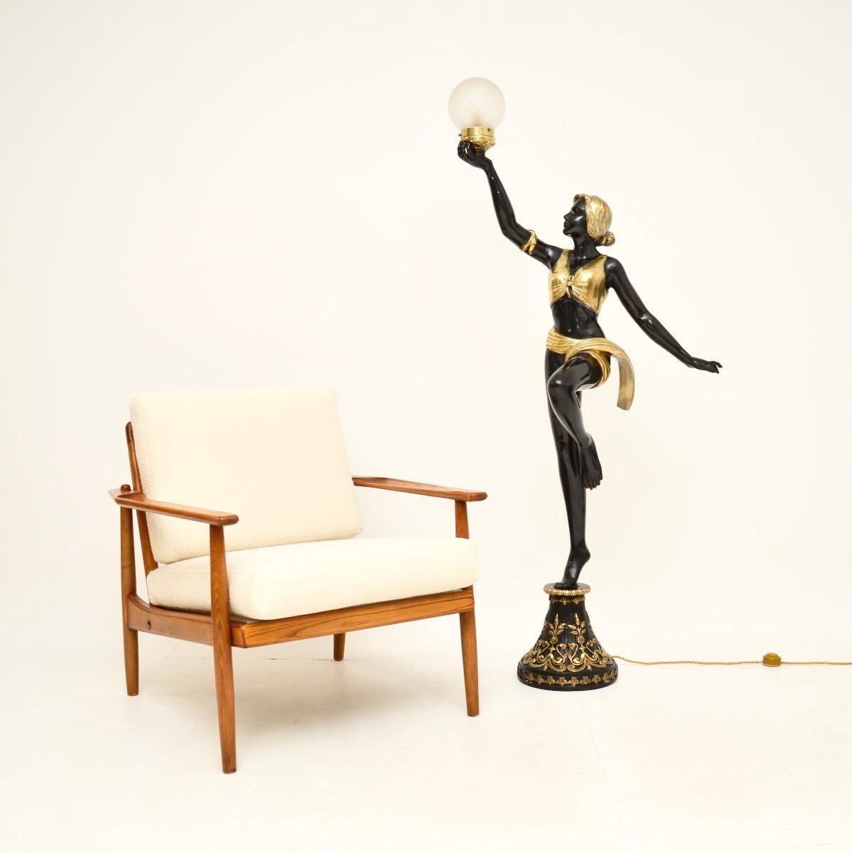 Un superbe lampadaire ballerine Art Deco vintage. Fabriqué en Angleterre, il est de style Art déco et date des années 1970.

La qualité est superbe, la taille est grande et impressionnante. La lampe est en métal noir et or, la jeune fille dansante