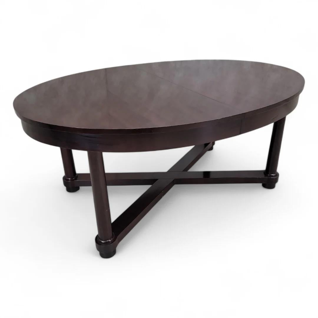 Inconnu Table de salle à manger Art Déco Barbara Barry ovale en acajou à 2 rallonges en vente