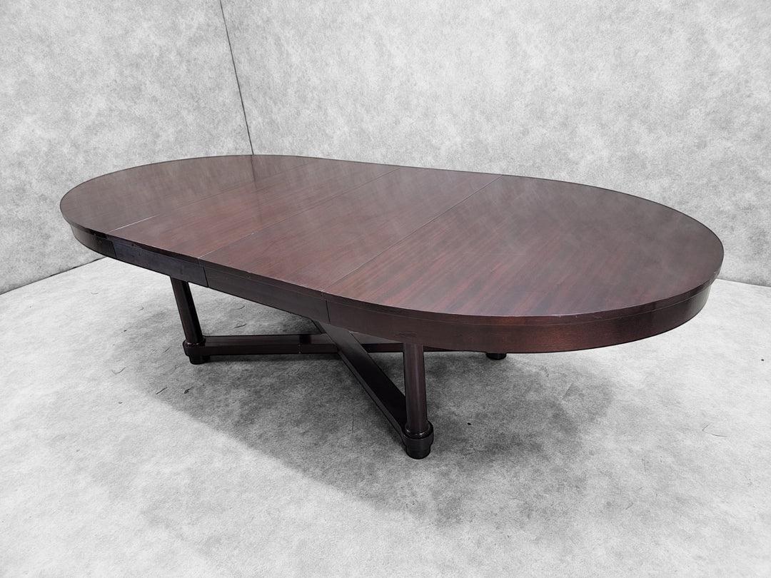 20ième siècle Table de salle à manger Art Déco Barbara Barry ovale en acajou à 2 rallonges en vente