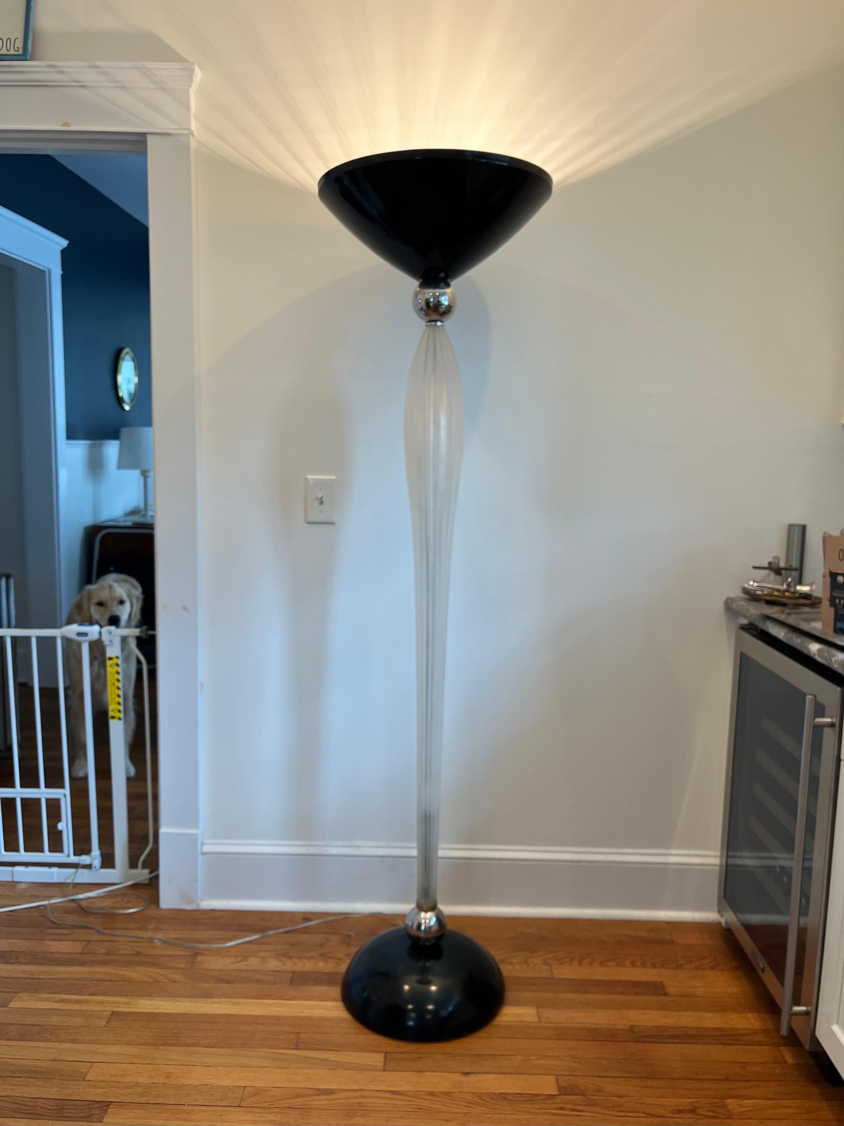 Preciosa lámpara de pie Art Déco de estilo Barovier y Toso. Antorcha muy pesada con un estilo fabuloso.  Estupendo tubo estriado de vidrio esmerilado flanqueado por 2 bolas cromadas. La pantalla cónica de metal negro proyecta una luz tremenda. Todo