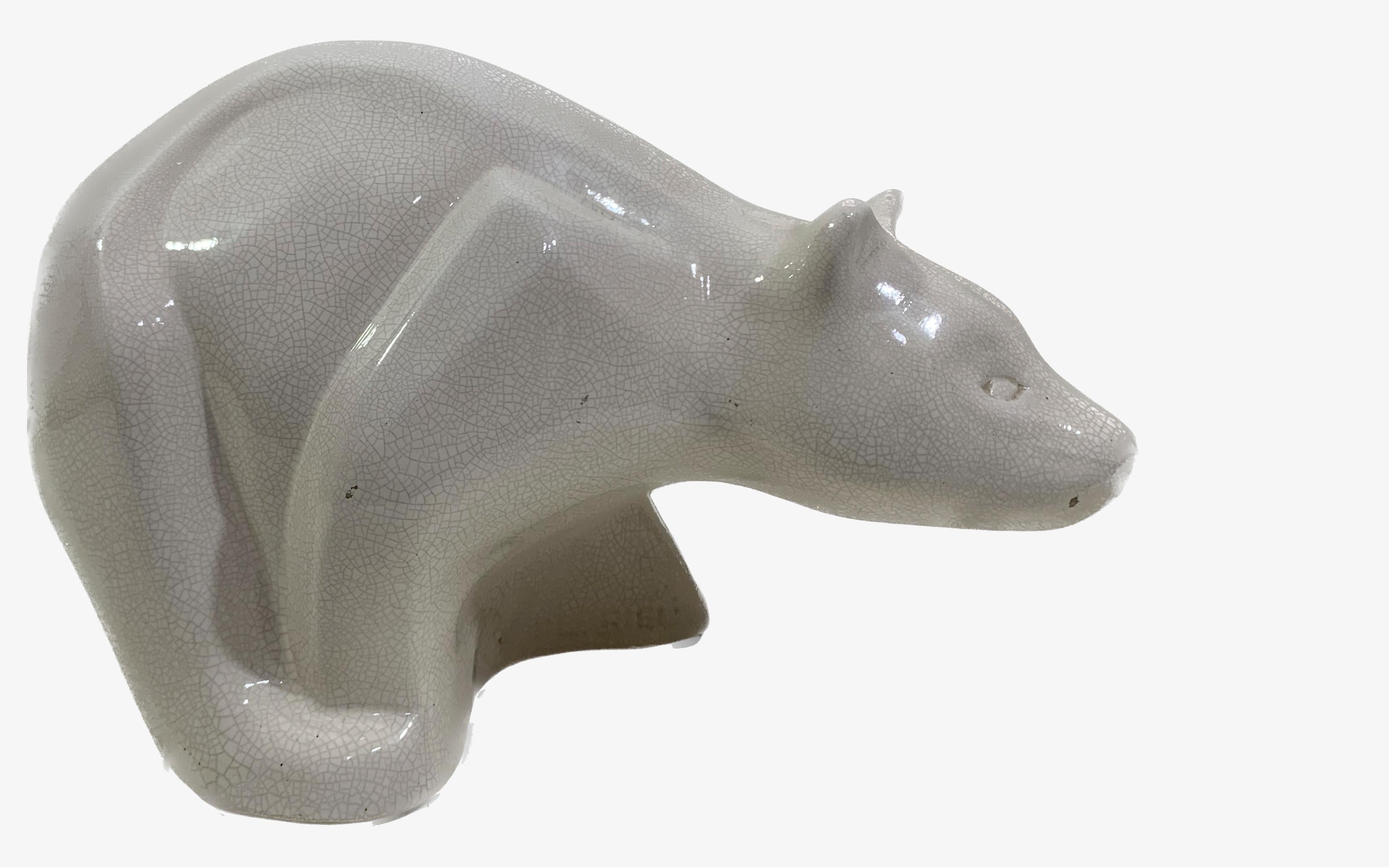Sculpture d'ours en céramique émaillée blanche et craquelée, représentant un ours signé en partie basse Debrieu.
Une belle sculpture qui ne manquera pas de donner un certain cachet en tant qu'ajout décoratif à tout type d'environnement, car leur