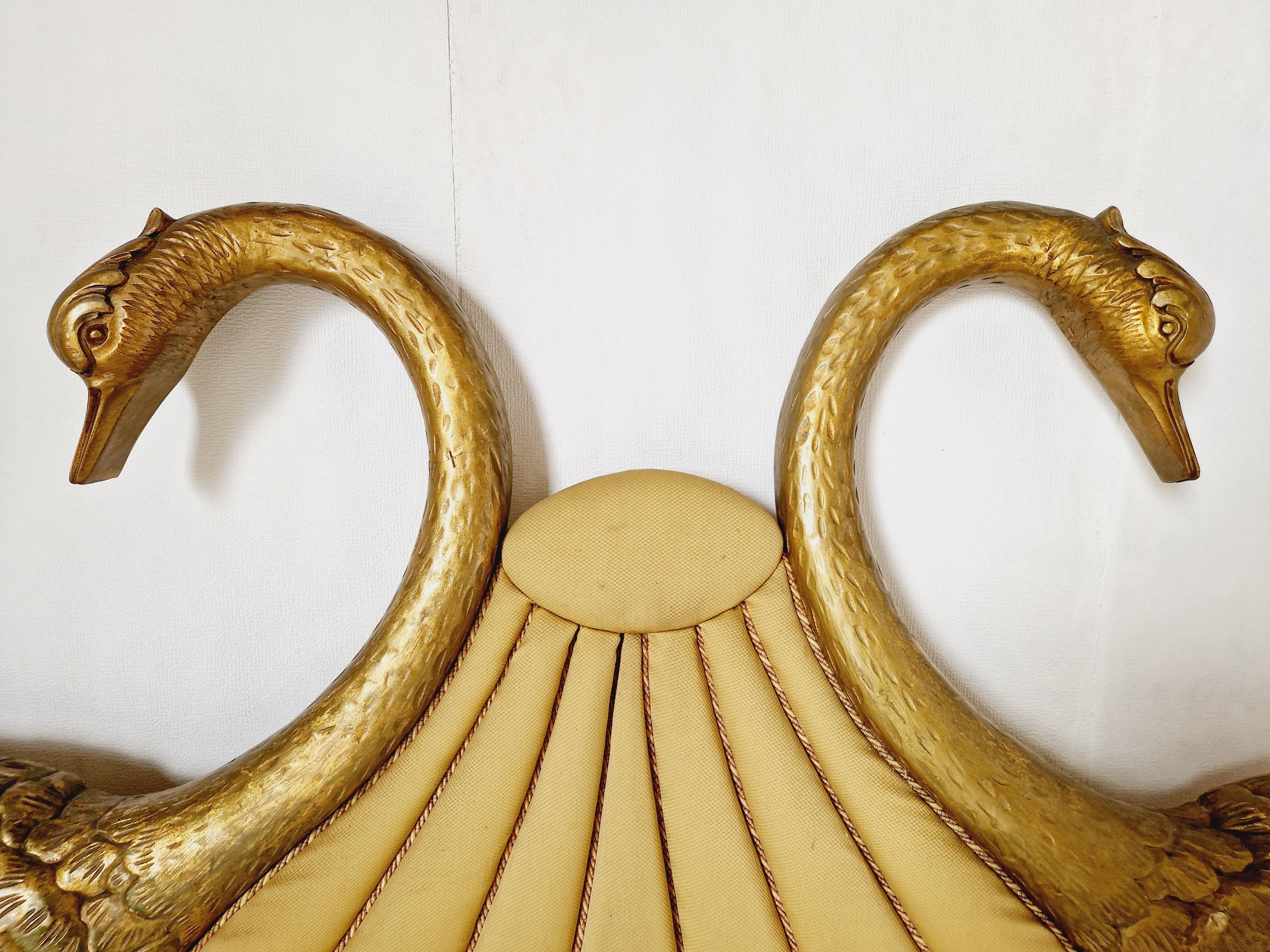 
Verschönern Sie Ihr Schlafzimmer mit diesem Vintage Art Deco Bettkopfteil von Nube mit WOW-Faktor. Dieses aus hochwertigem Holz gefertigte Kopfteil ist mit 2 großen, goldfarben lackierten Schwänen versehen, die jedem Raum einen Hauch von Glamour