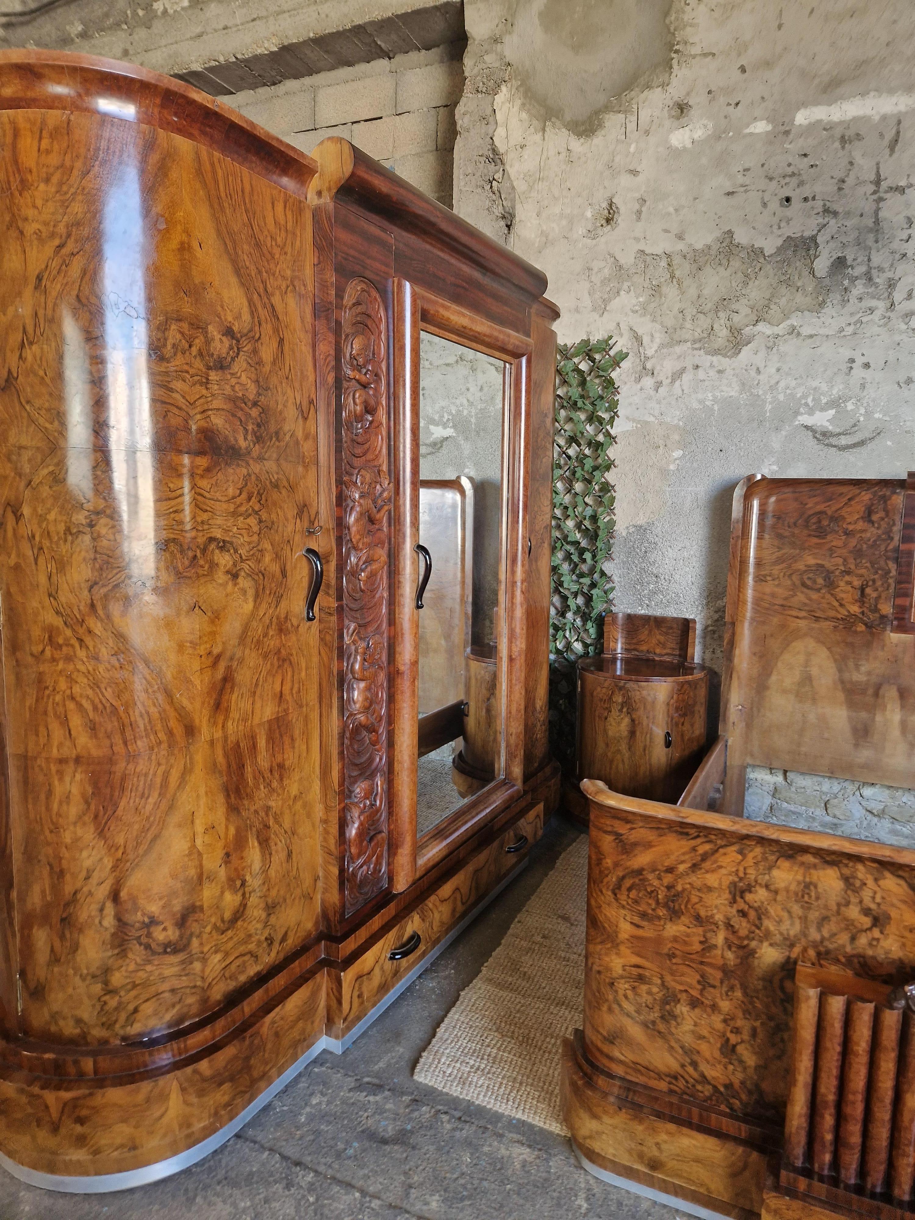 Dieses 6-teilige Vintage-Schlafzimmerset von Fratelli Conte strahlt die Eleganz und Raffinesse der Art-Déco-Ära aus. Dieser Bettrahmen der Marke Rocaille ist aus hochwertigem MATERIAL aus Nussbaumholz mit aufwändigen Schnitzereien gefertigt und