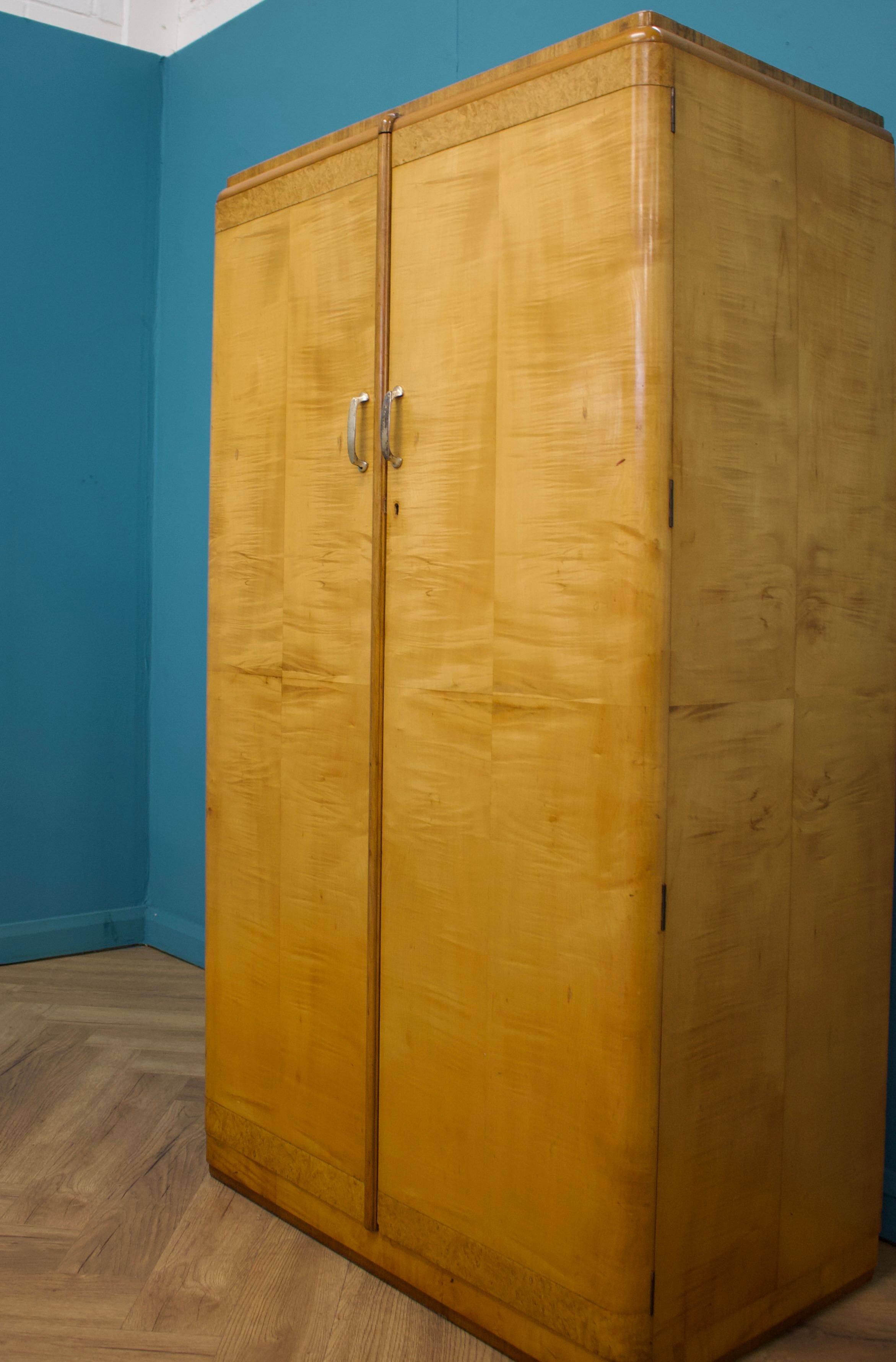 Vintage Art Deco Birch & Walnut Compactum Compact Wardrobe, 1930s im Zustand „Gut“ im Angebot in South Shields, GB