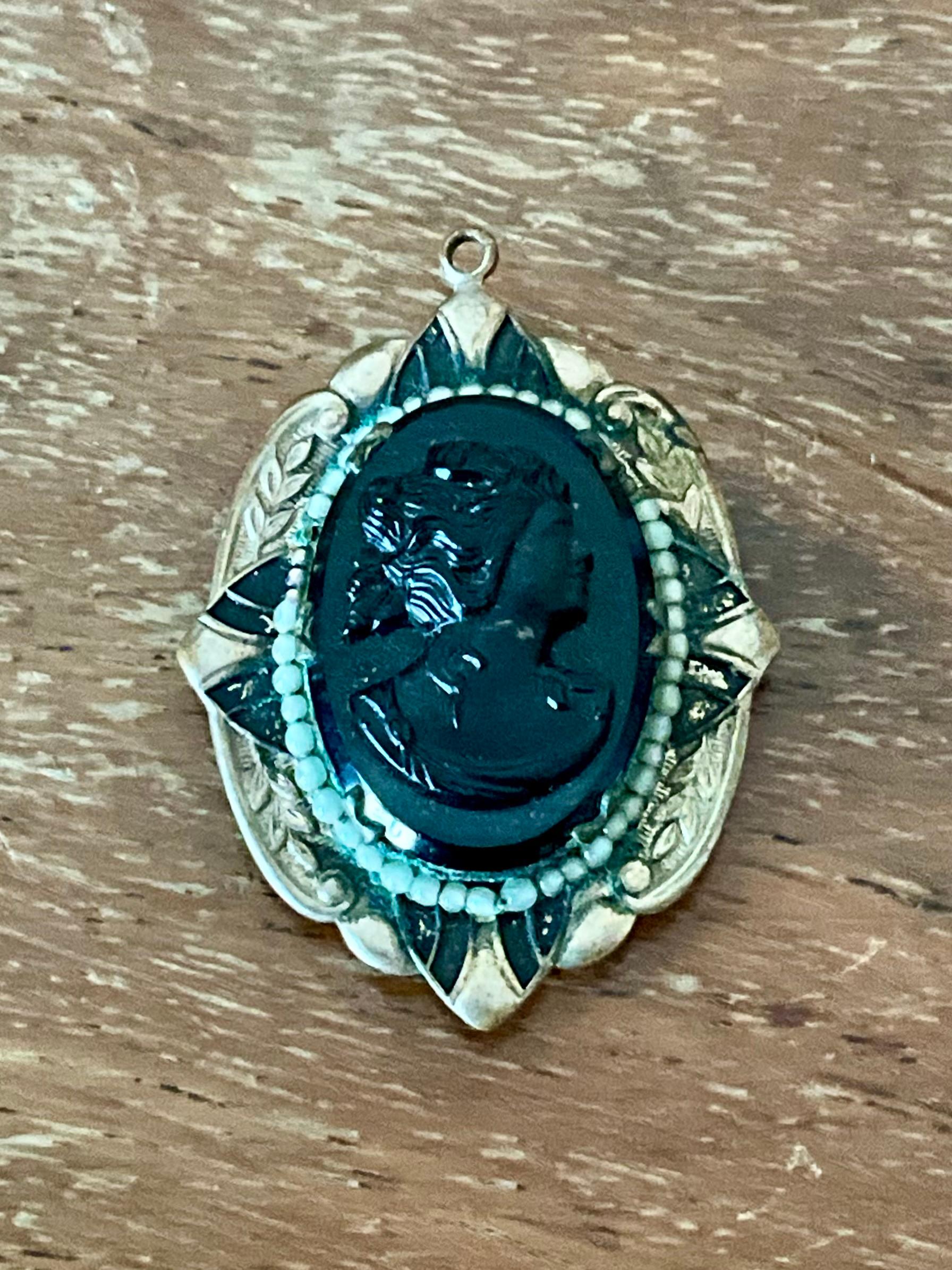 Vintage Art Deco Black Cameo Locket Pendant In Good Condition For Sale In West Palm Beach, FL