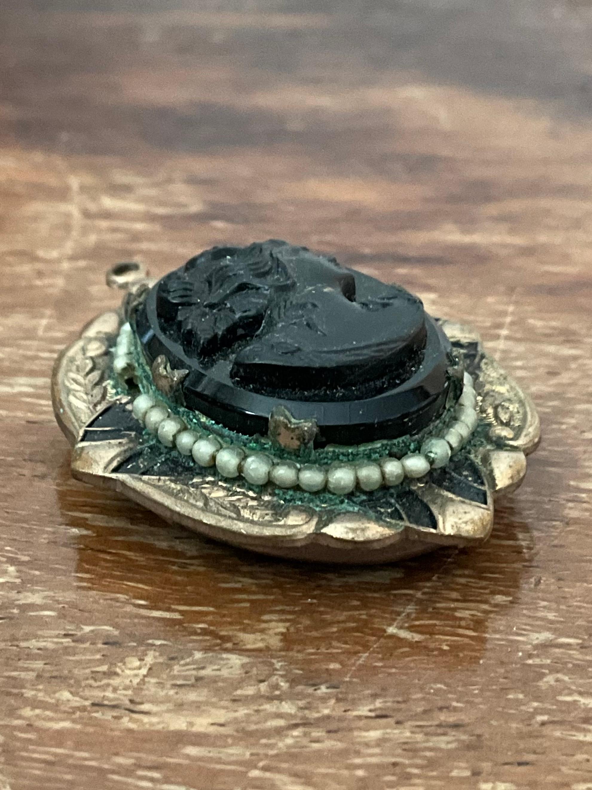 Vintage Art Deco Black Cameo Locket Pendant For Sale 1