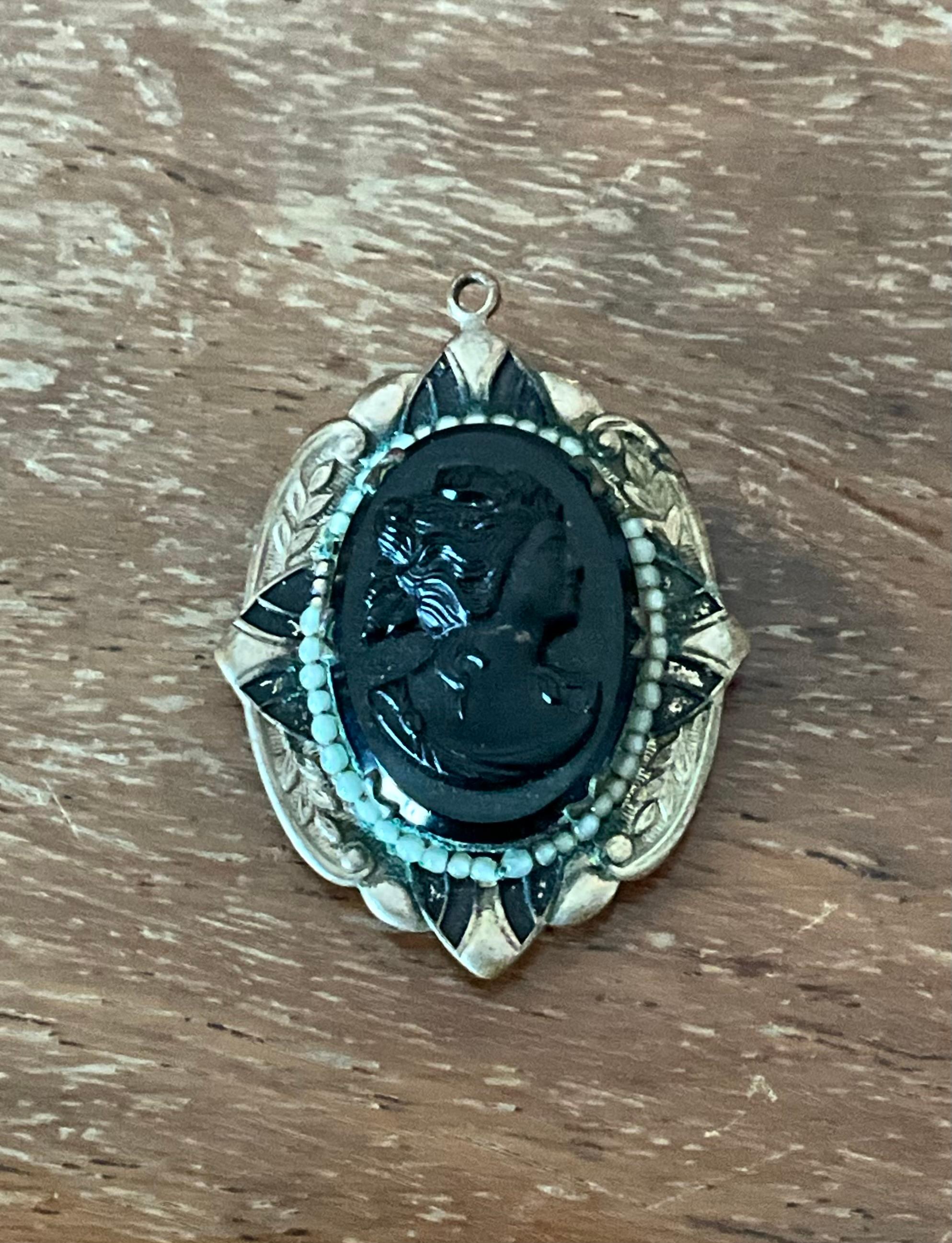 Vintage Art Deco Black Cameo Locket Pendant For Sale 4