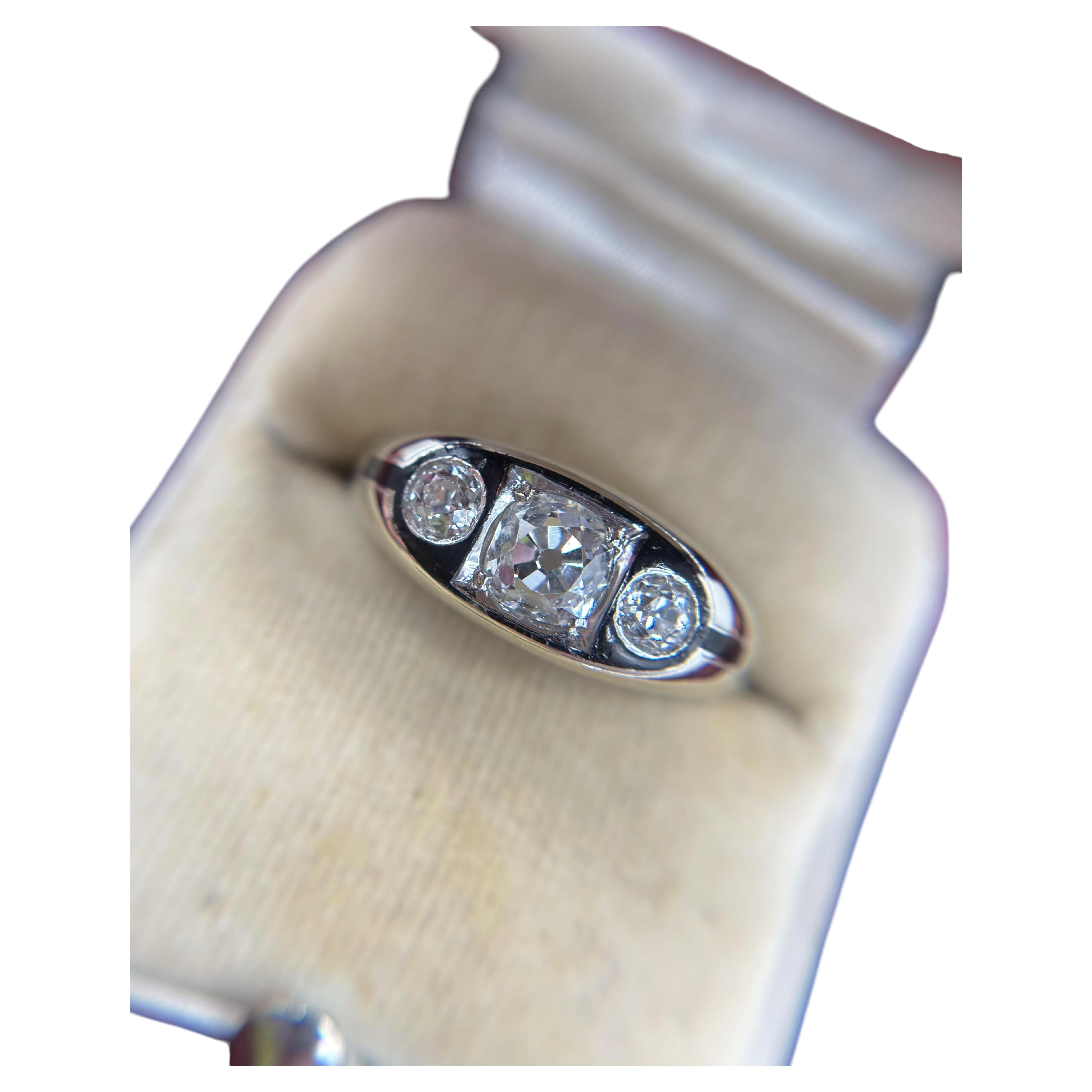 Bague vintage Art déco en émail noir, sertie de trois diamants taille « Old Mine » en vente